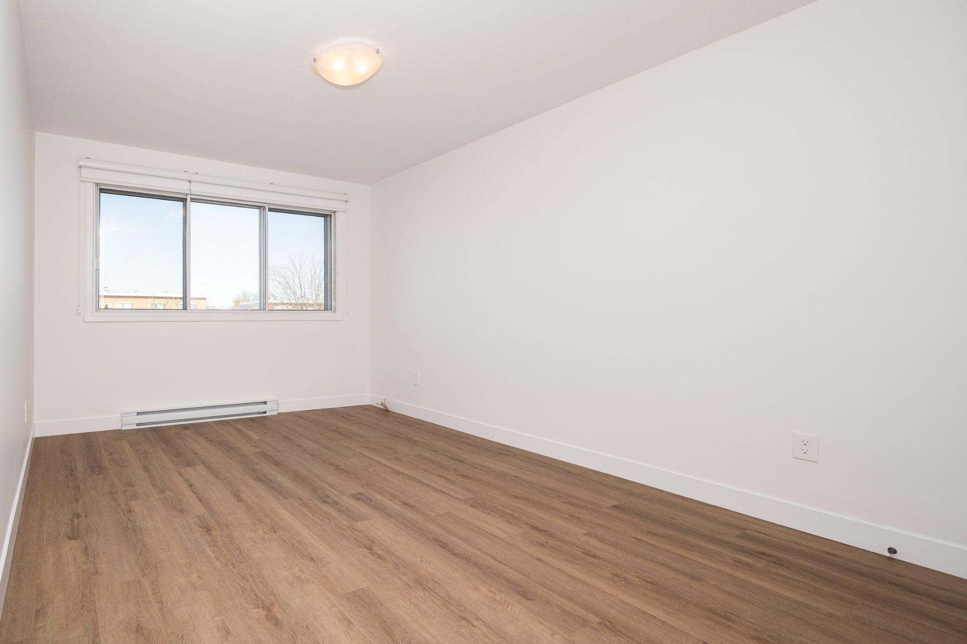 









1012


100e Avenue

,
Laval (Chomedey),




QC
H7W4A3

