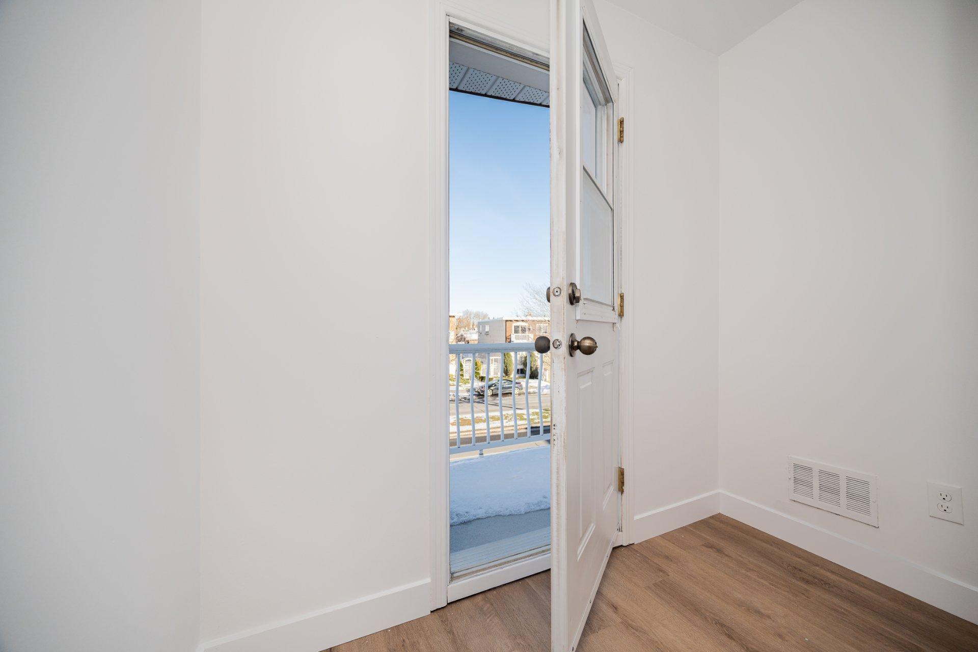 









1012


100e Avenue

,
Laval (Chomedey),




QC
H7W4A3

