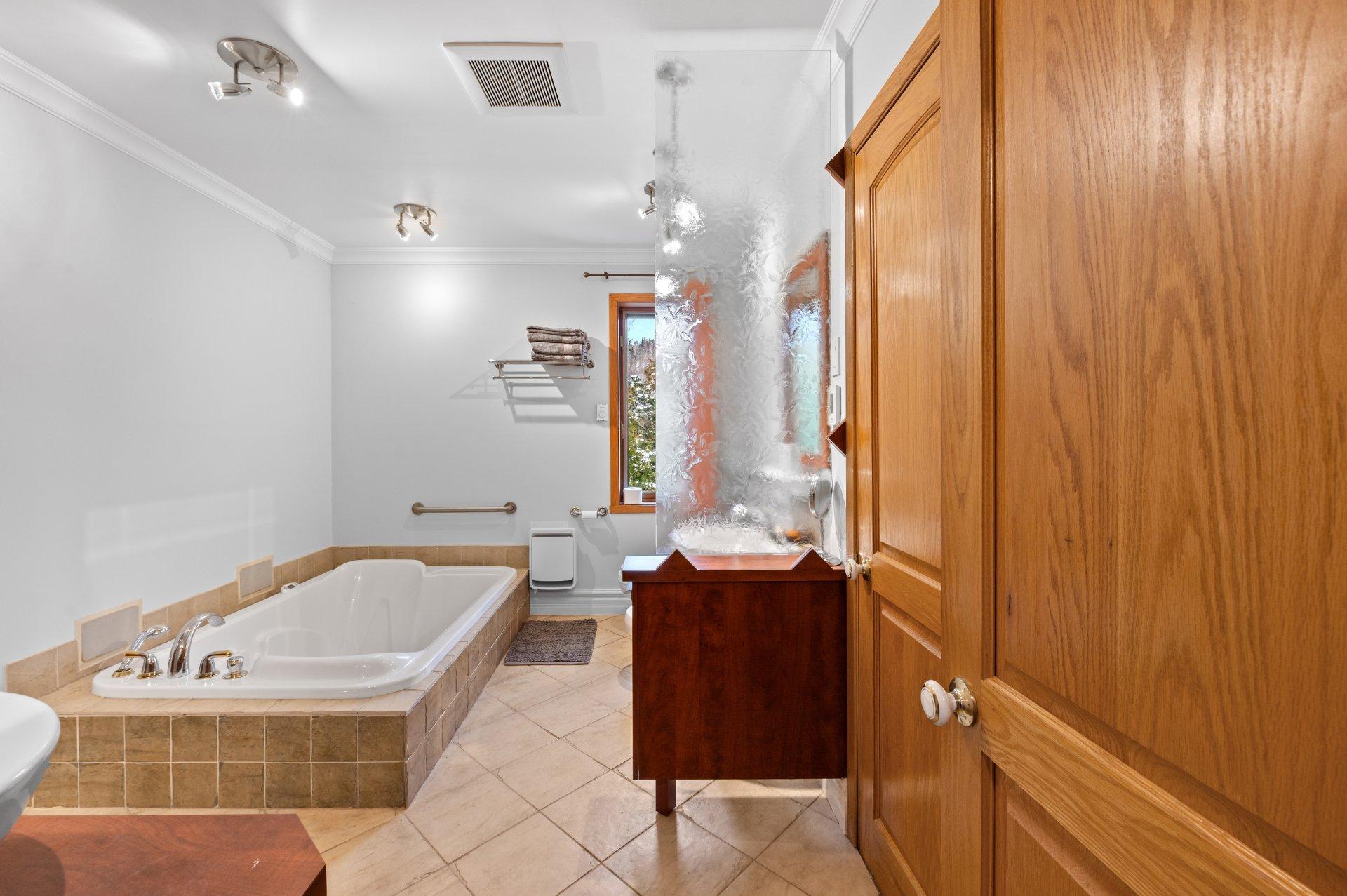 









3497


Ch. du Village

,
Saint-Adolphe-d'Howard,




QC
J0T2B0

