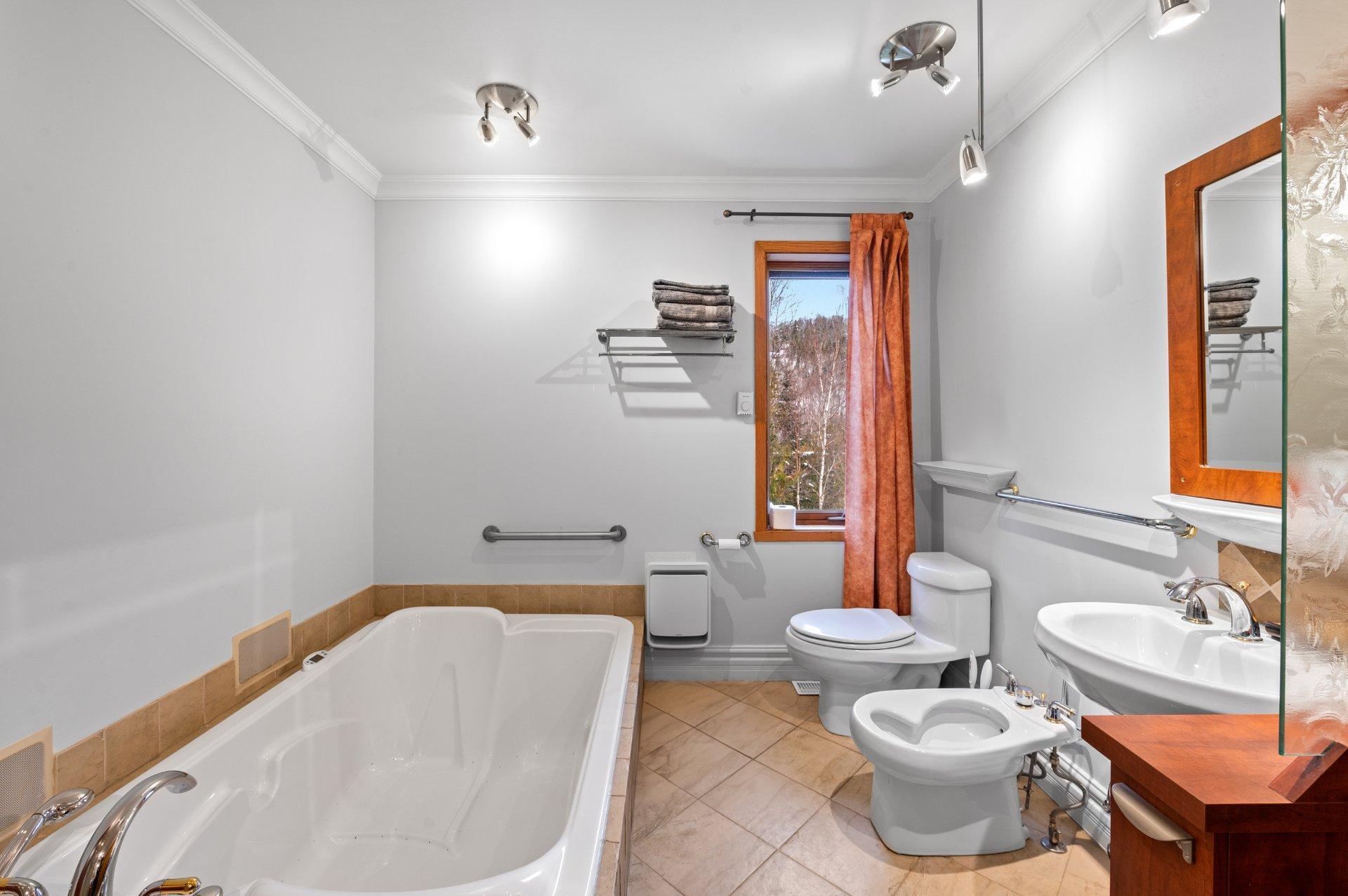 









3497


Ch. du Village

,
Saint-Adolphe-d'Howard,




QC
J0T2B0

