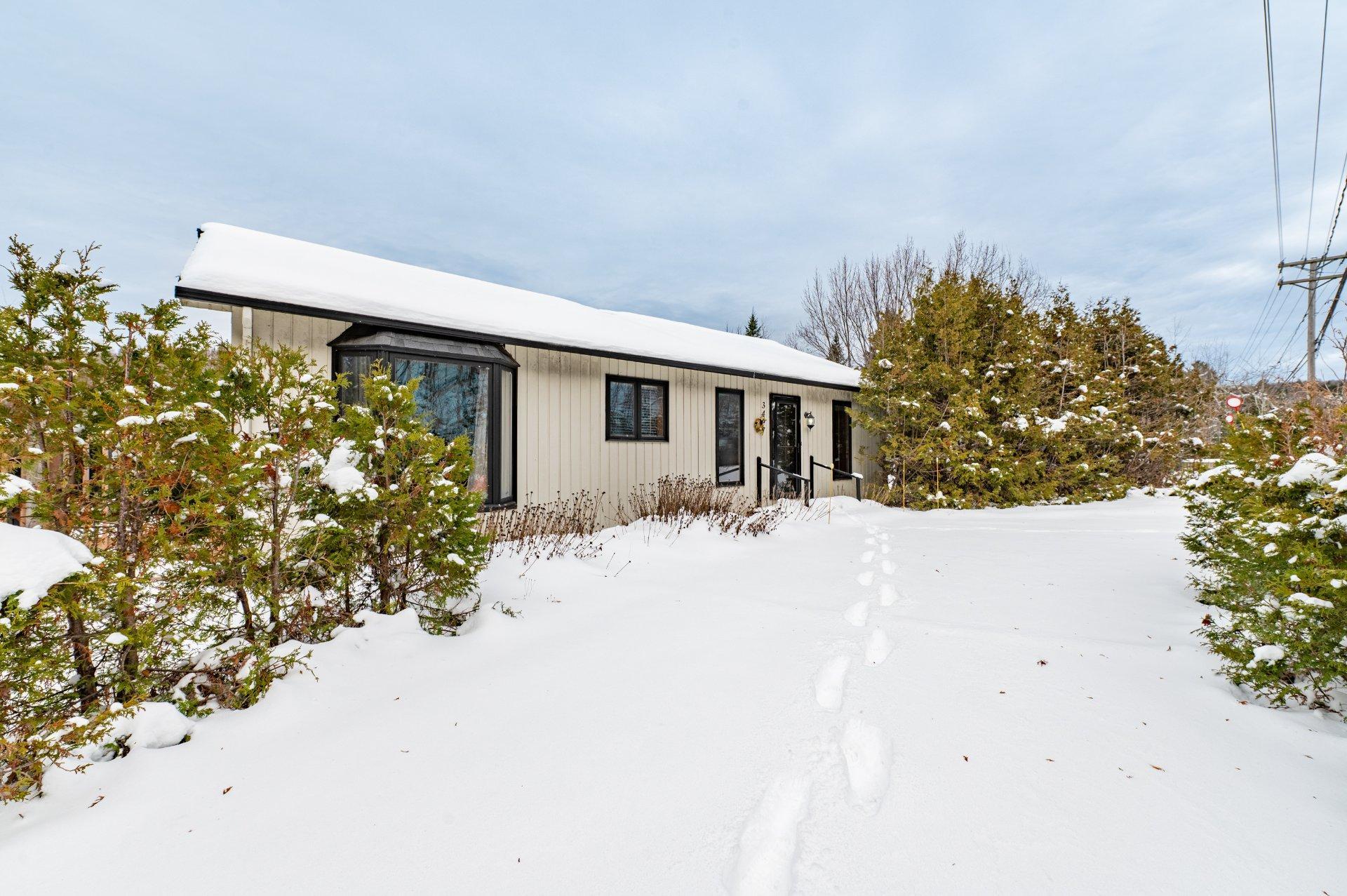 









3497


Ch. du Village

,
Saint-Adolphe-d'Howard,




QC
J0T2B0

