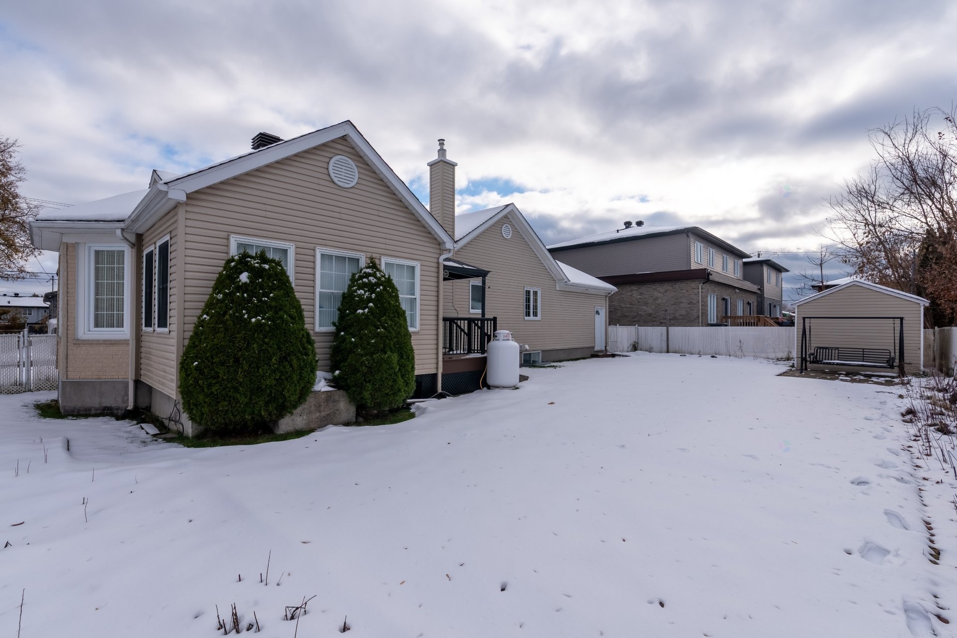 









5585


Rue Anthony

,
Brossard,




QC
J4Z1K6

