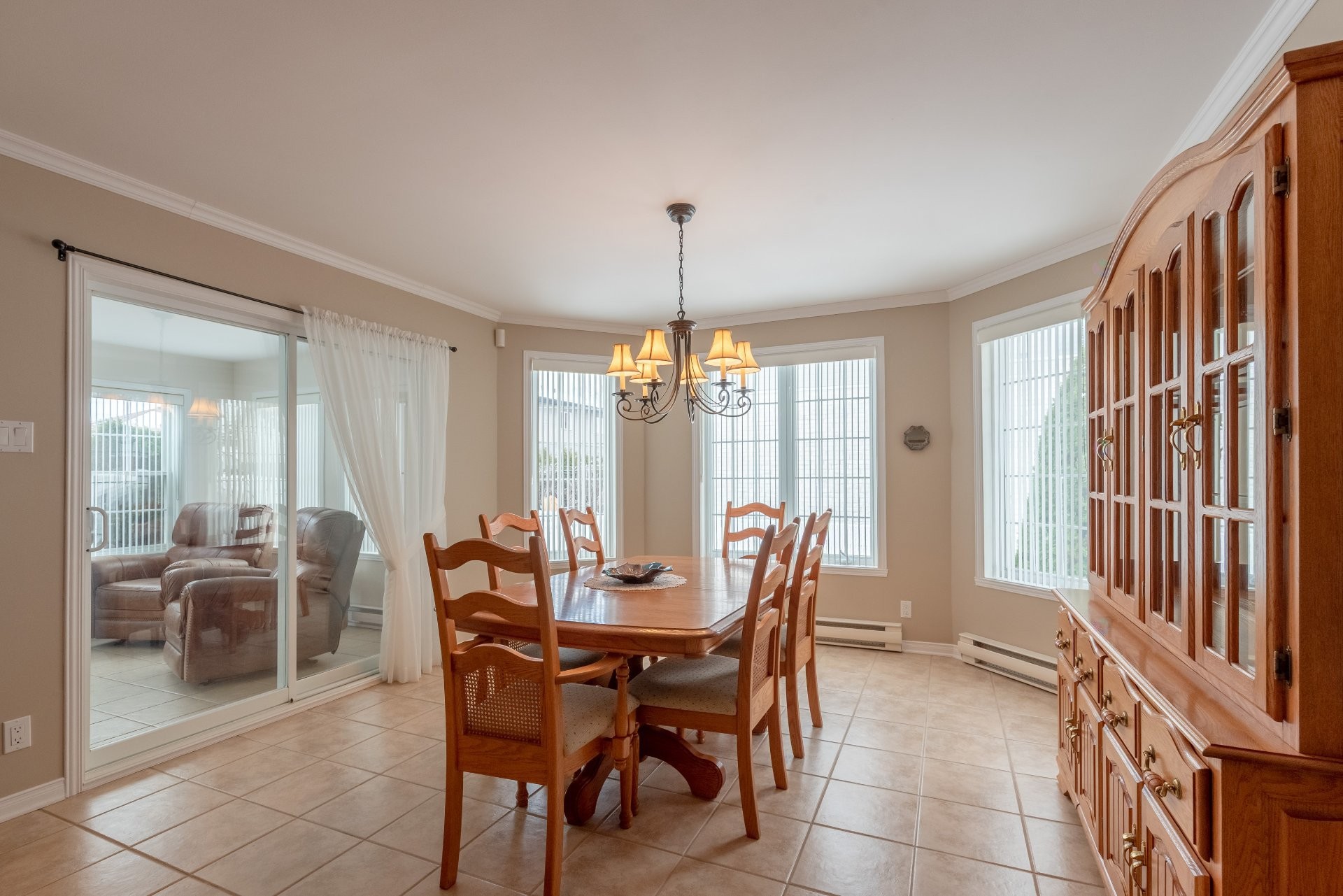 









5585


Rue Anthony

,
Brossard,




QC
J4Z1K6

