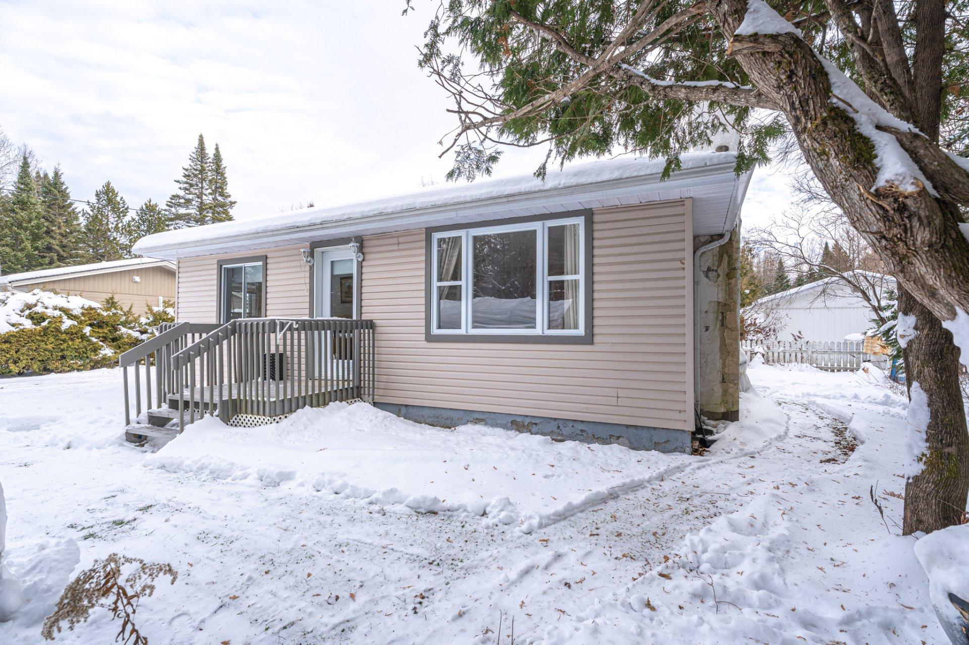 









1956


Av. A.-Boileau

,
Sainte-Lucie-des-Laurentides,




QC
J0T2J0

