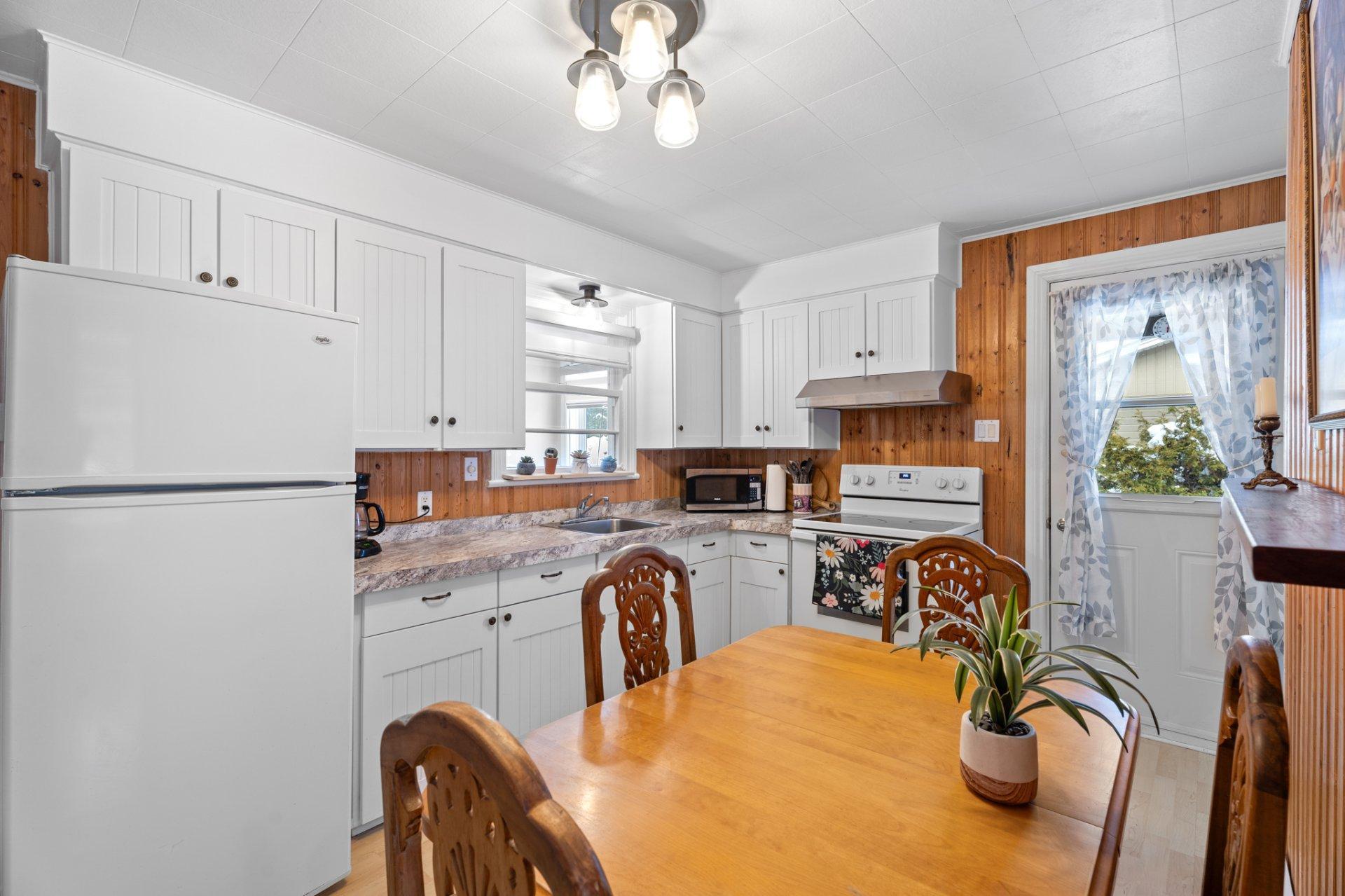 









1956


Av. A.-Boileau

,
Sainte-Lucie-des-Laurentides,




QC
J0T2J0

