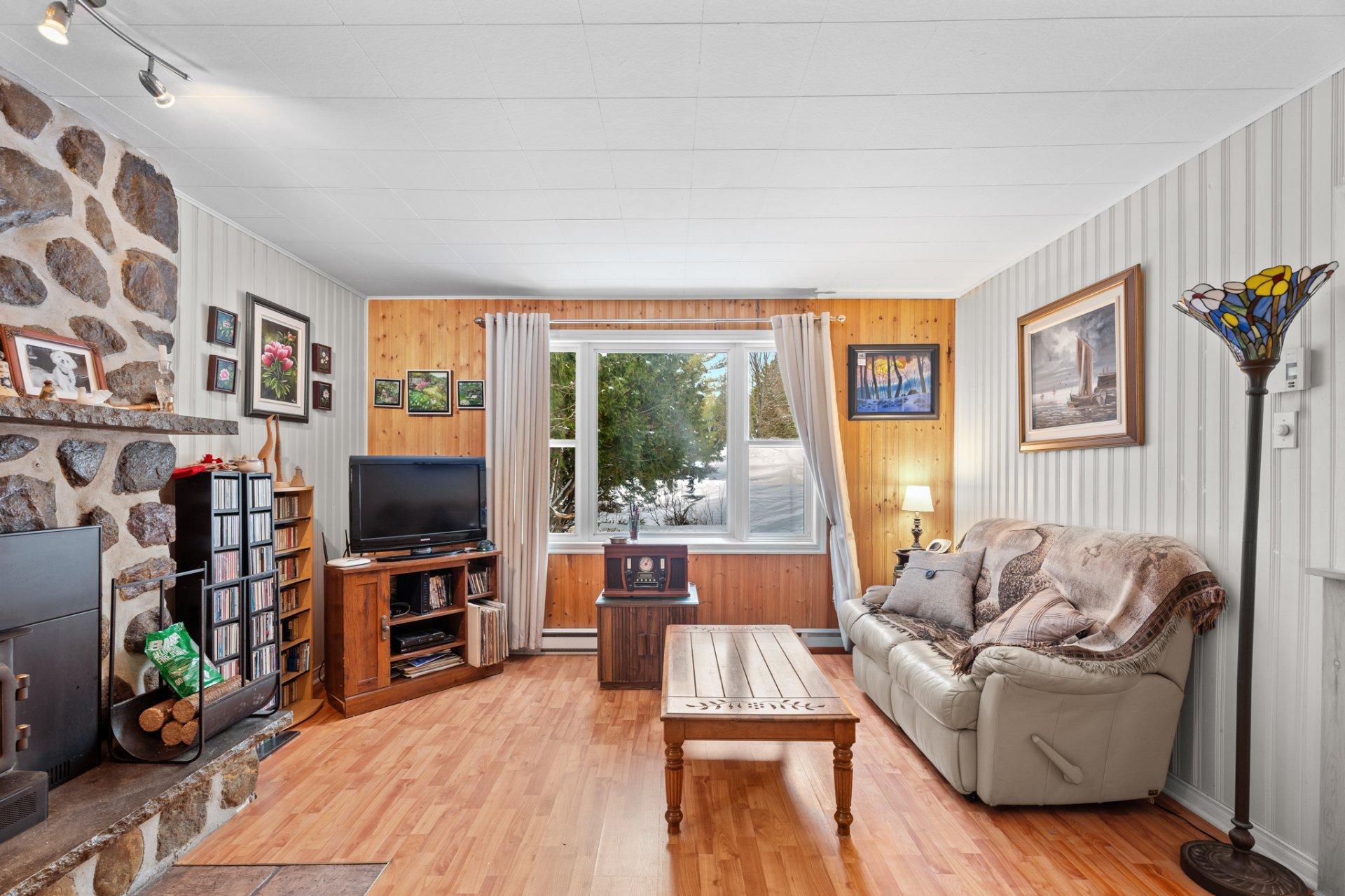 









1956


Av. A.-Boileau

,
Sainte-Lucie-des-Laurentides,




QC
J0T2J0

