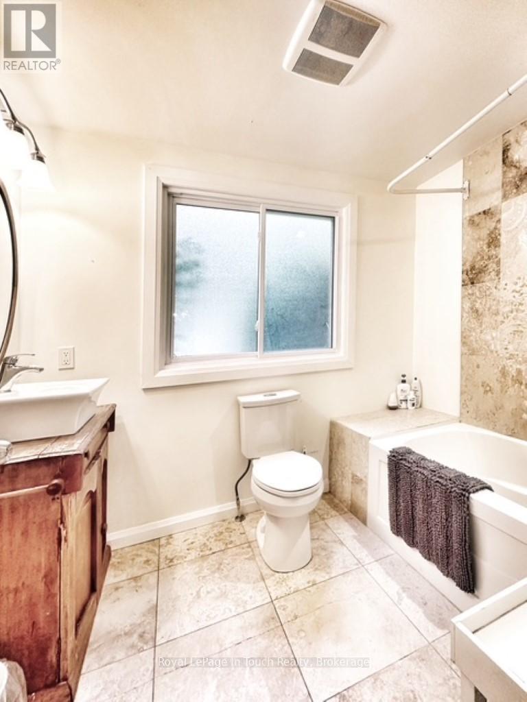 












21 LAKEVIEW CRESCENT

,
Tiny,




Ontario
L9M1R2

