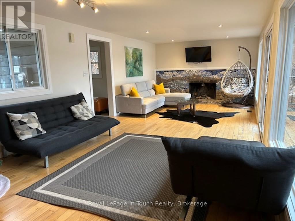 












21 LAKEVIEW CRESCENT

,
Tiny,




Ontario
L9M1R2

