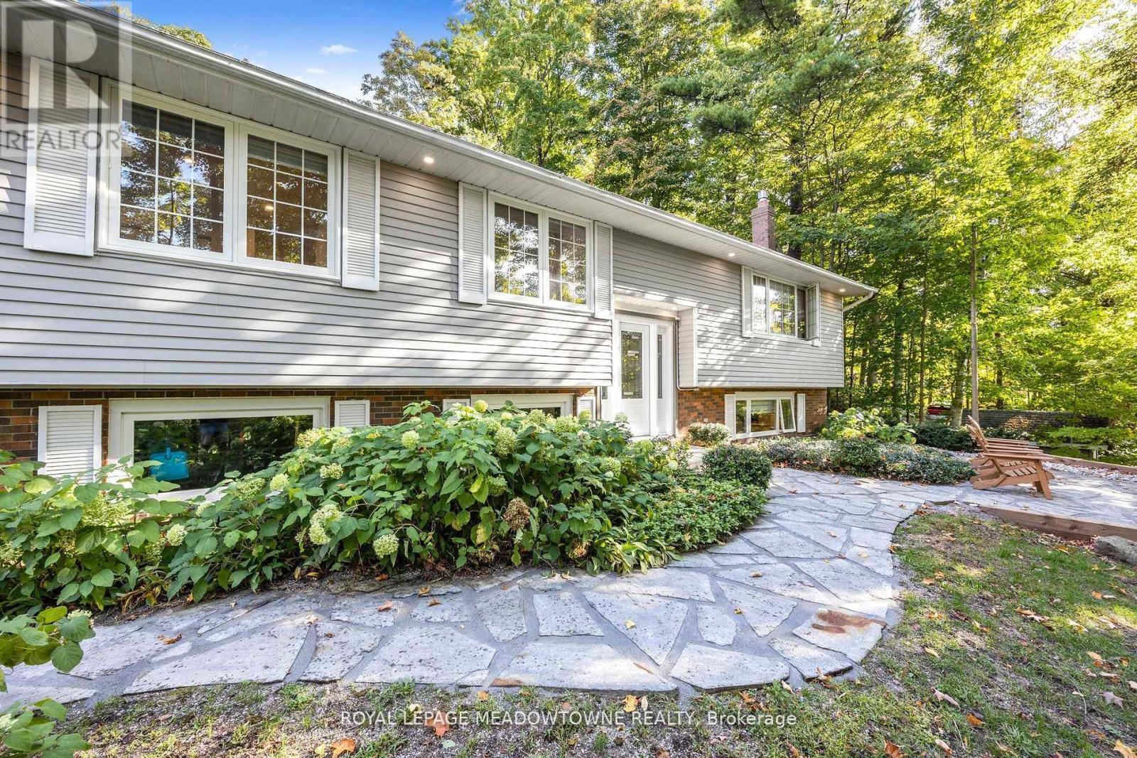 












106 CAMPBELL AVENUE E

,
Milton,




Ontario
L0P1B0

