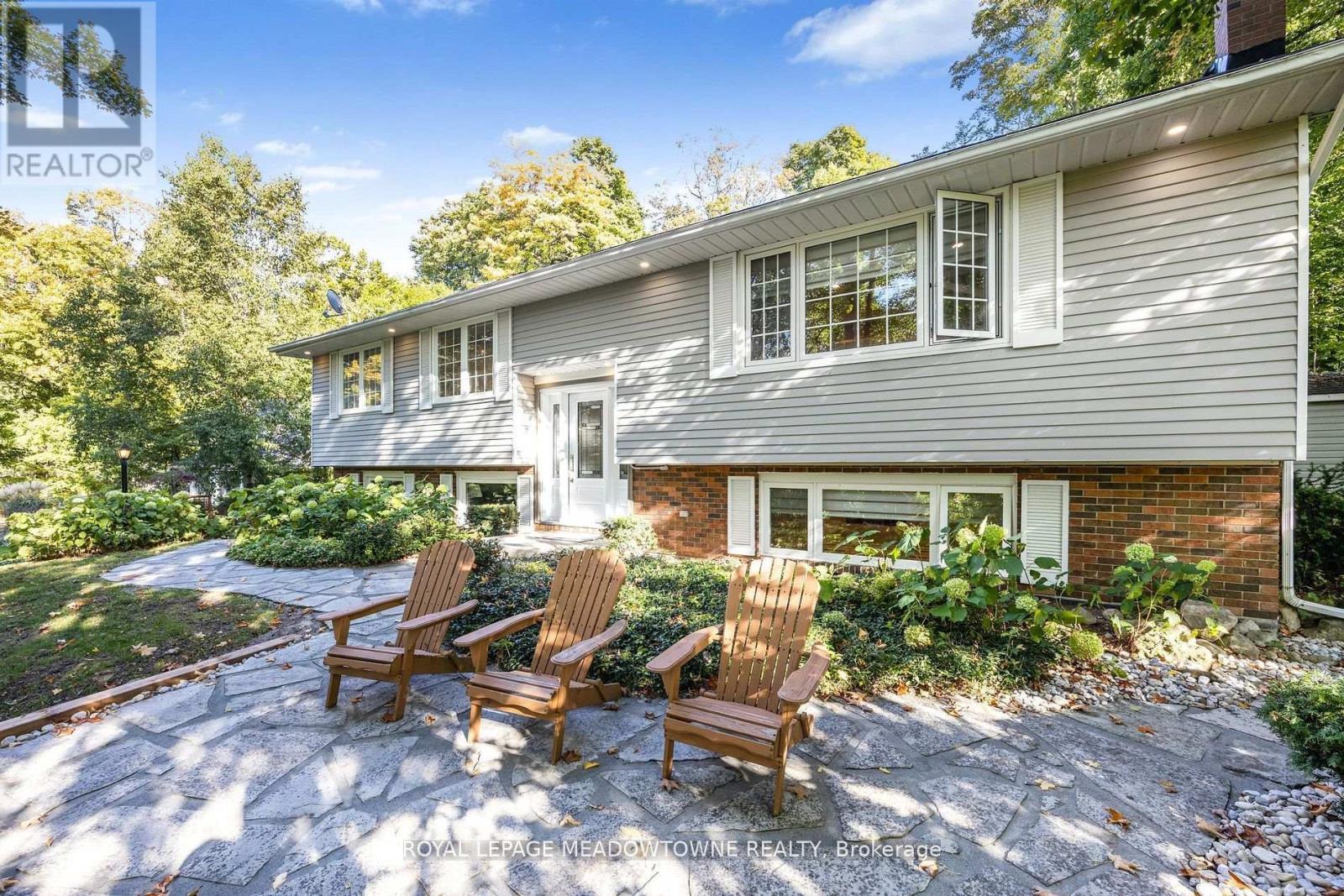 












106 CAMPBELL AVENUE E

,
Milton,




Ontario
L0P1B0

