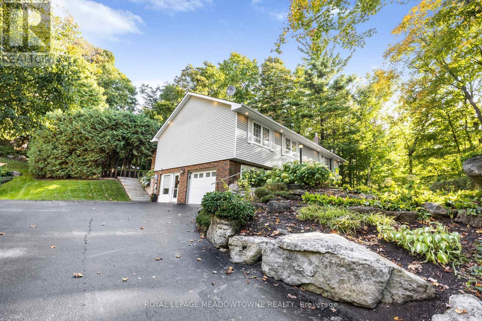 












106 CAMPBELL AVENUE E

,
Milton,




Ontario
L0P1B0

