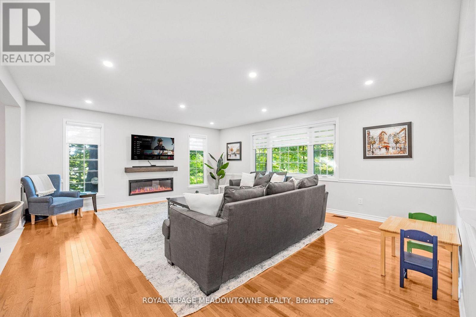 












106 CAMPBELL AVENUE E

,
Milton,




Ontario
L0P1B0

