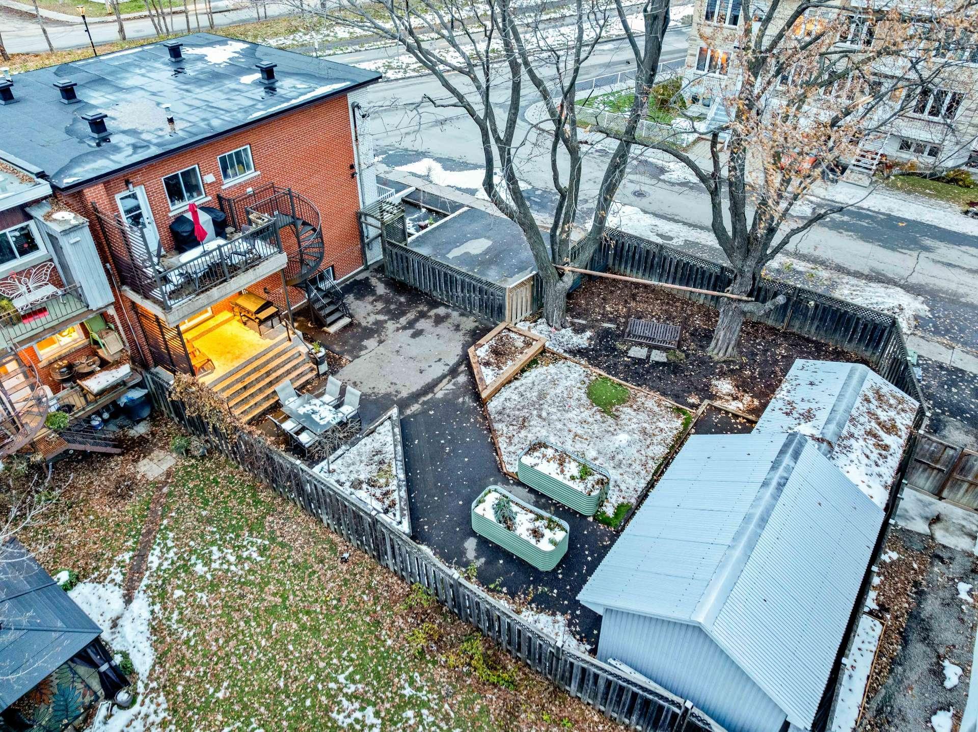 









590

 - 592B


4e Avenue (P.-a.-T.)

,
Montréal (Rivière-des-Prairies/Pointe-aux-Trembles),




QC
H1B4N2

