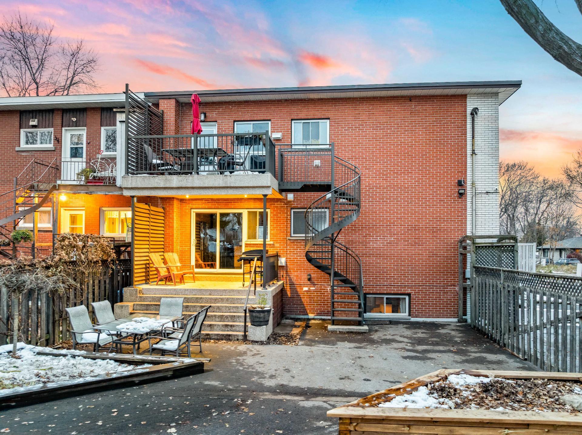 









590

 - 592B


4e Avenue (P.-a.-T.)

,
Montréal (Rivière-des-Prairies/Pointe-aux-Trembles),




QC
H1B4N2

