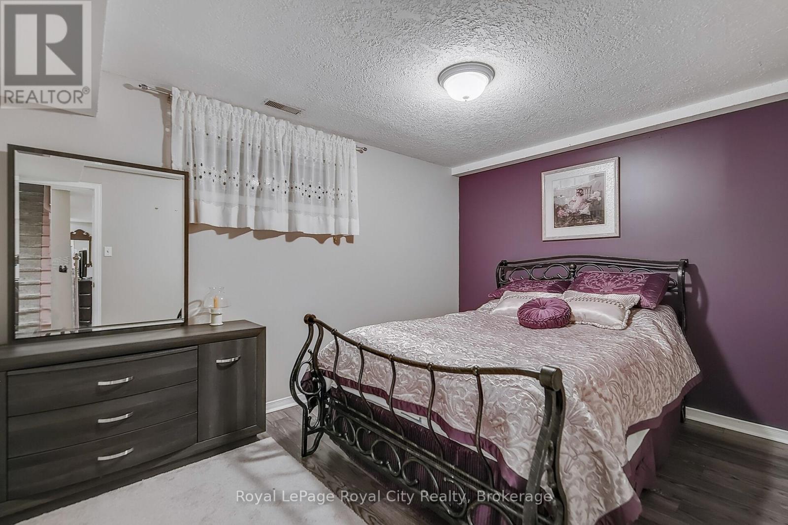 












34 - 1550 GORDON STREET

,
Guelph (Pineridge/Westminster Woods),




Ontario
N1L1C7

