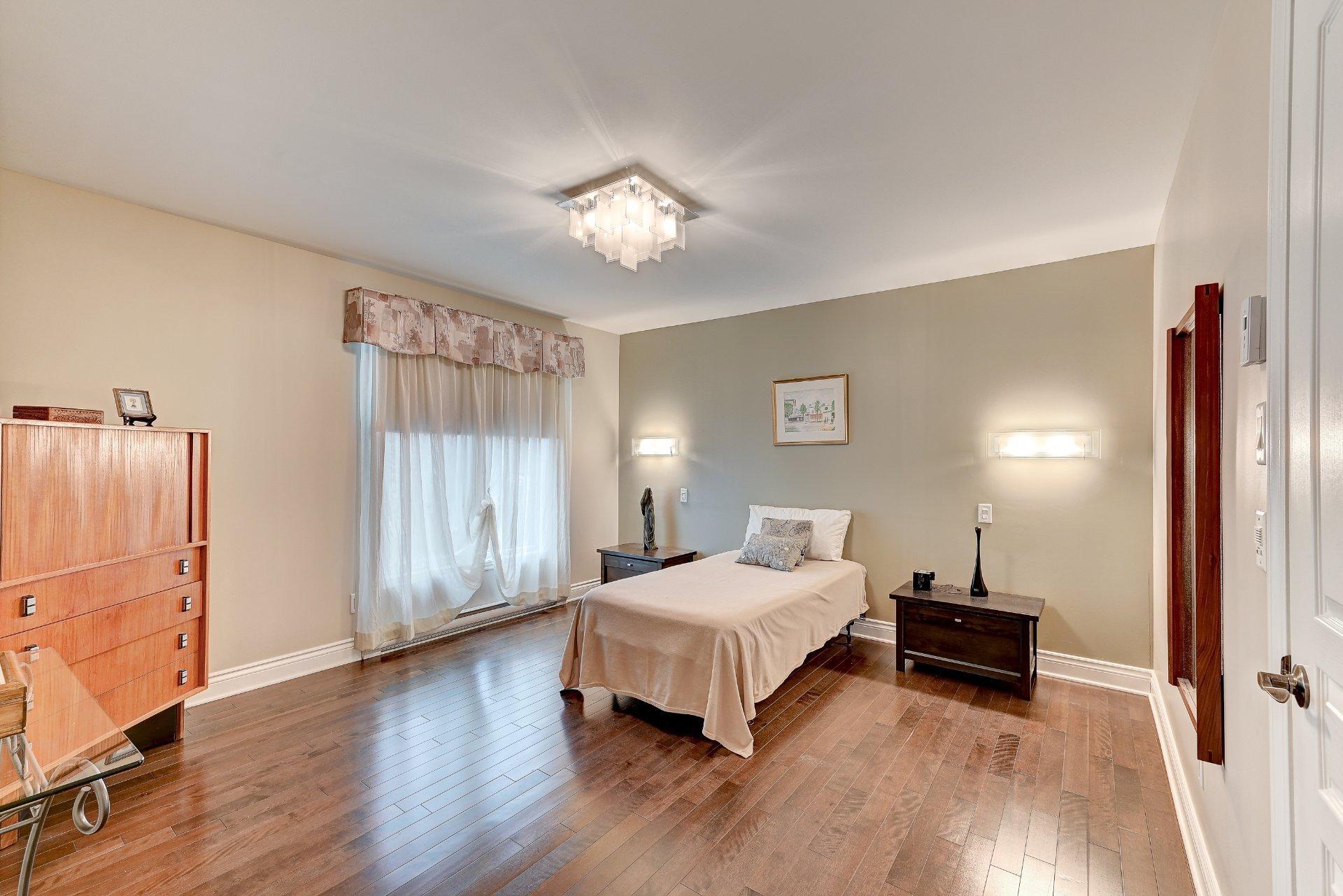 









8235


Rue de Londres

, 1,
Brossard,




QC
J4Y0L5

