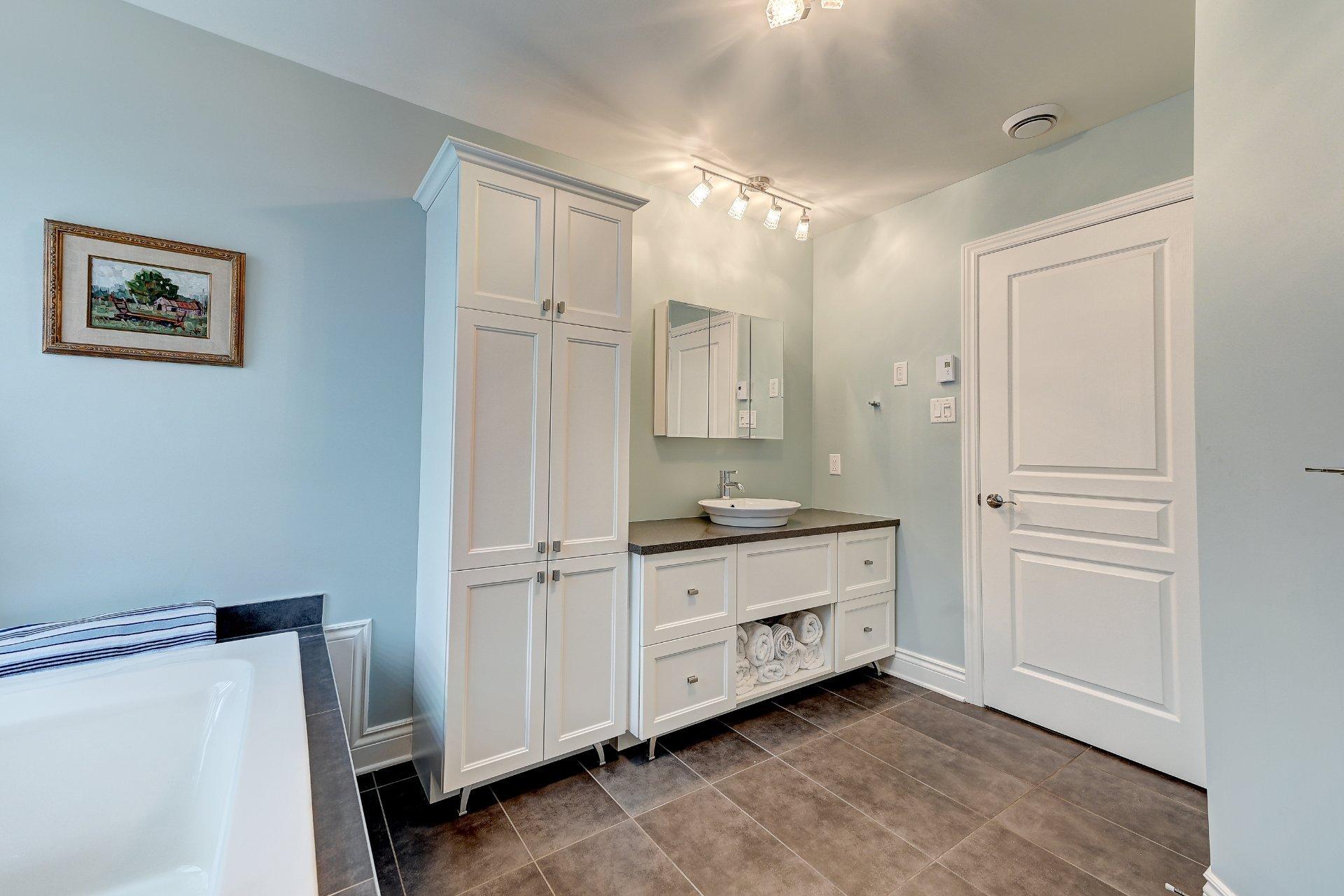 









8235


Rue de Londres

, 1,
Brossard,




QC
J4Y0L5

