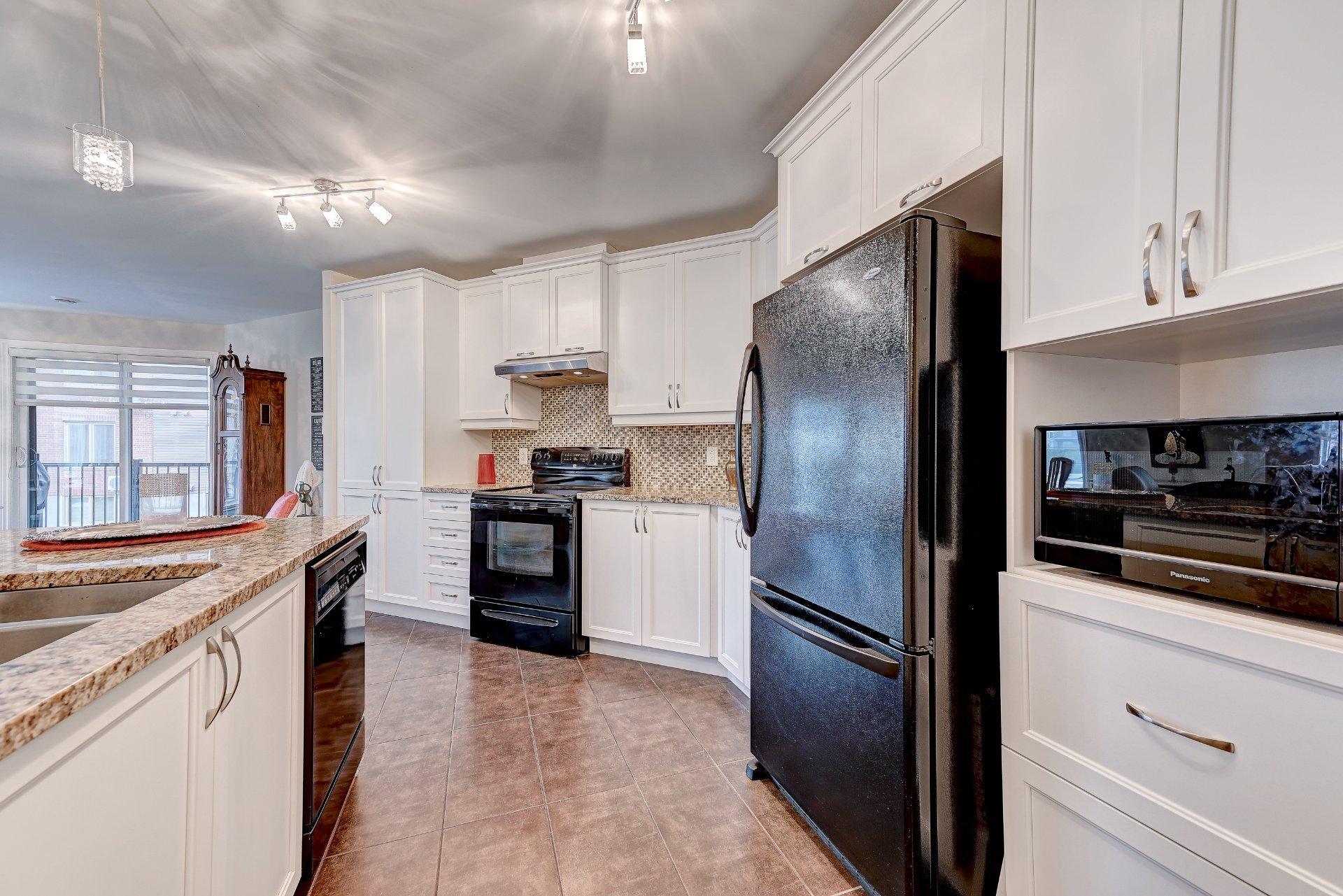 









8235


Rue de Londres

, 1,
Brossard,




QC
J4Y0L5

