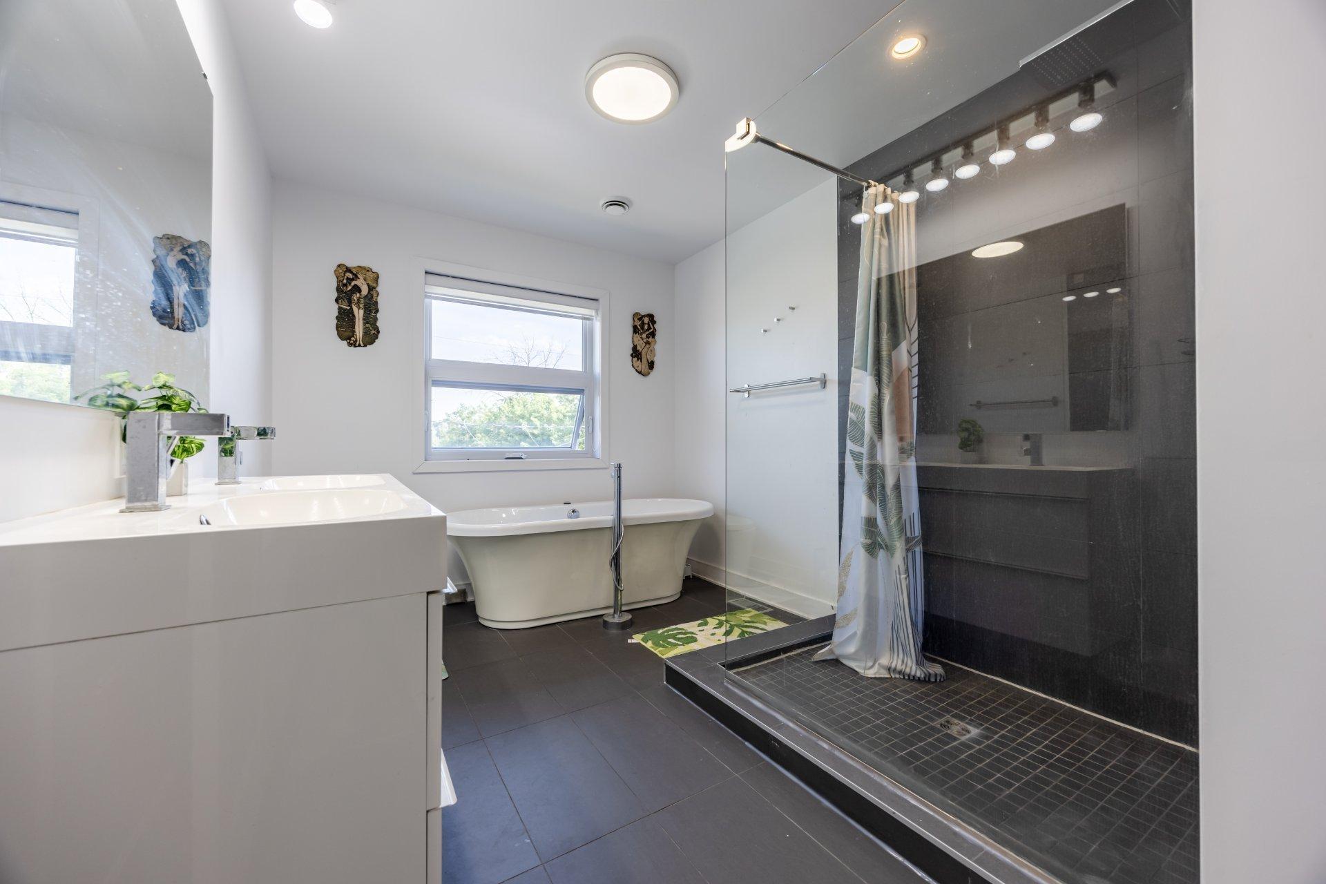 









5925


Rue Alexandre

,
Brossard,




QC
J3W2G4

