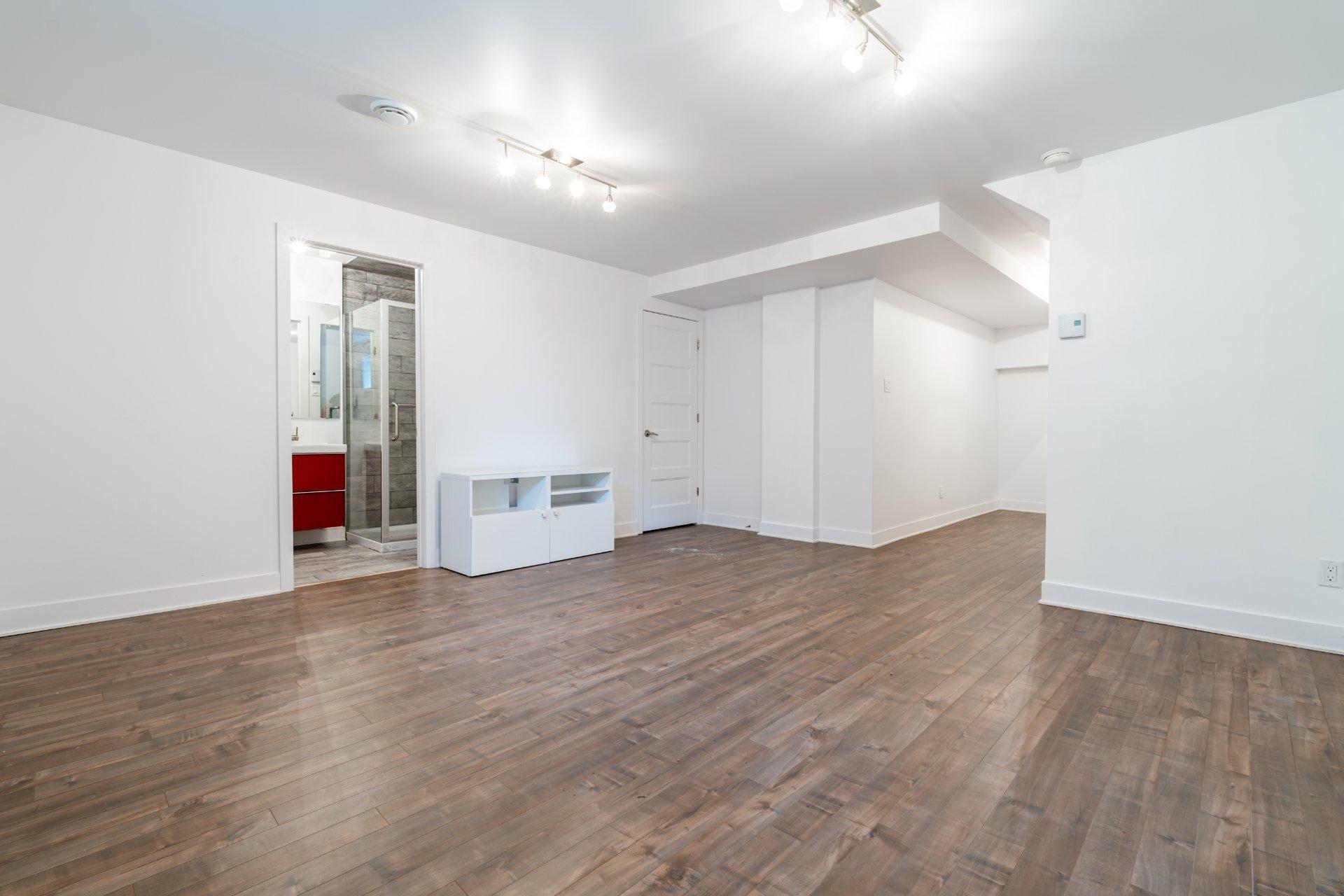 









5925


Rue Alexandre

,
Brossard,




QC
J3W2G4

