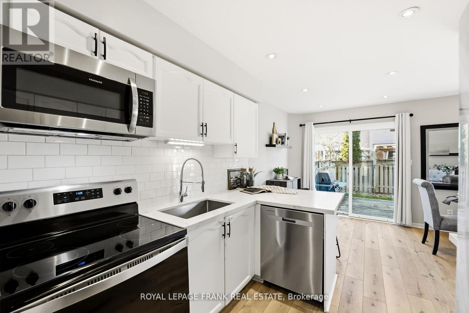 












6 SHORT CRESCENT

,
Clarington (Courtice),




Ontario
L1E2Z5

