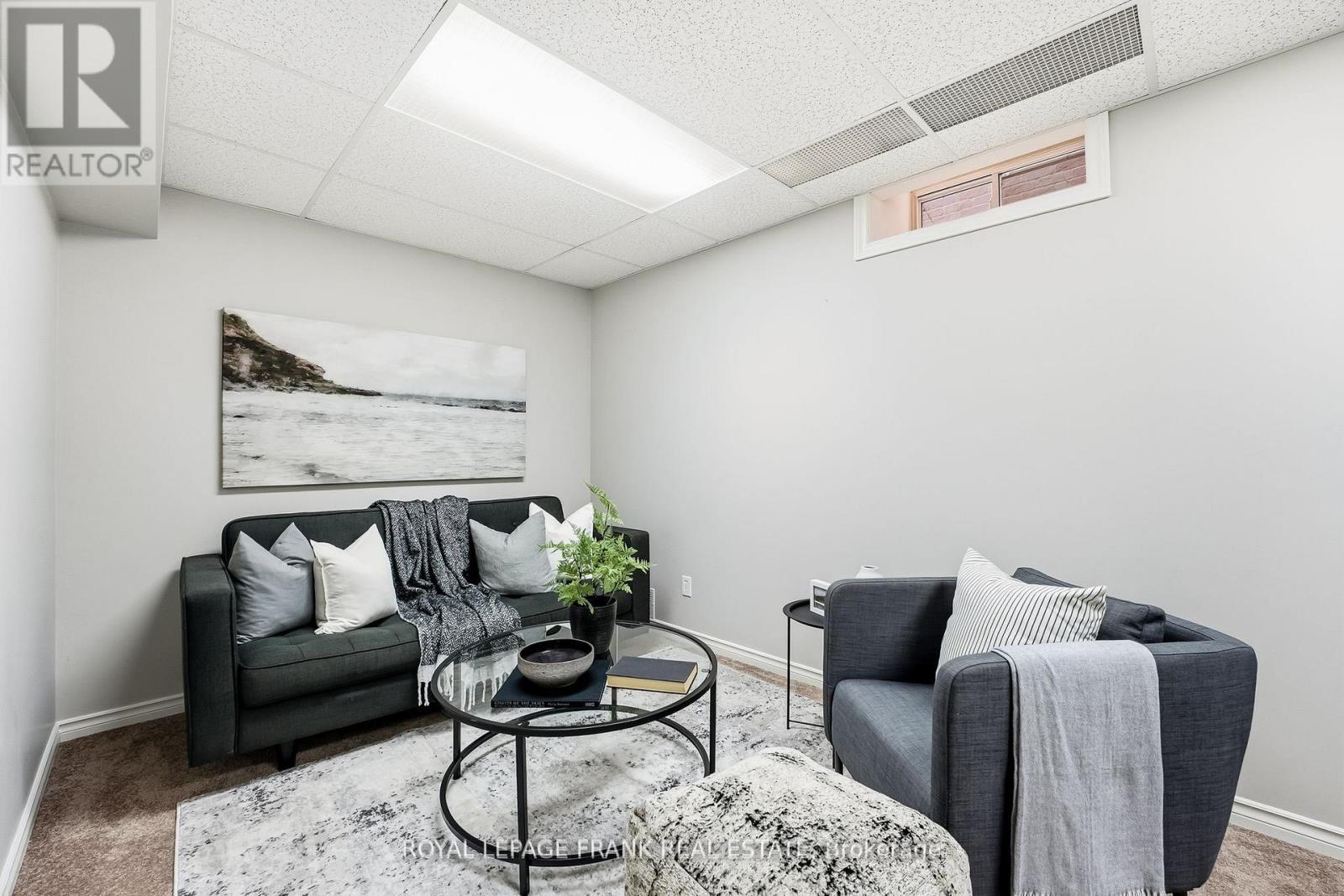 












6 SHORT CRESCENT

,
Clarington (Courtice),




Ontario
L1E2Z5

