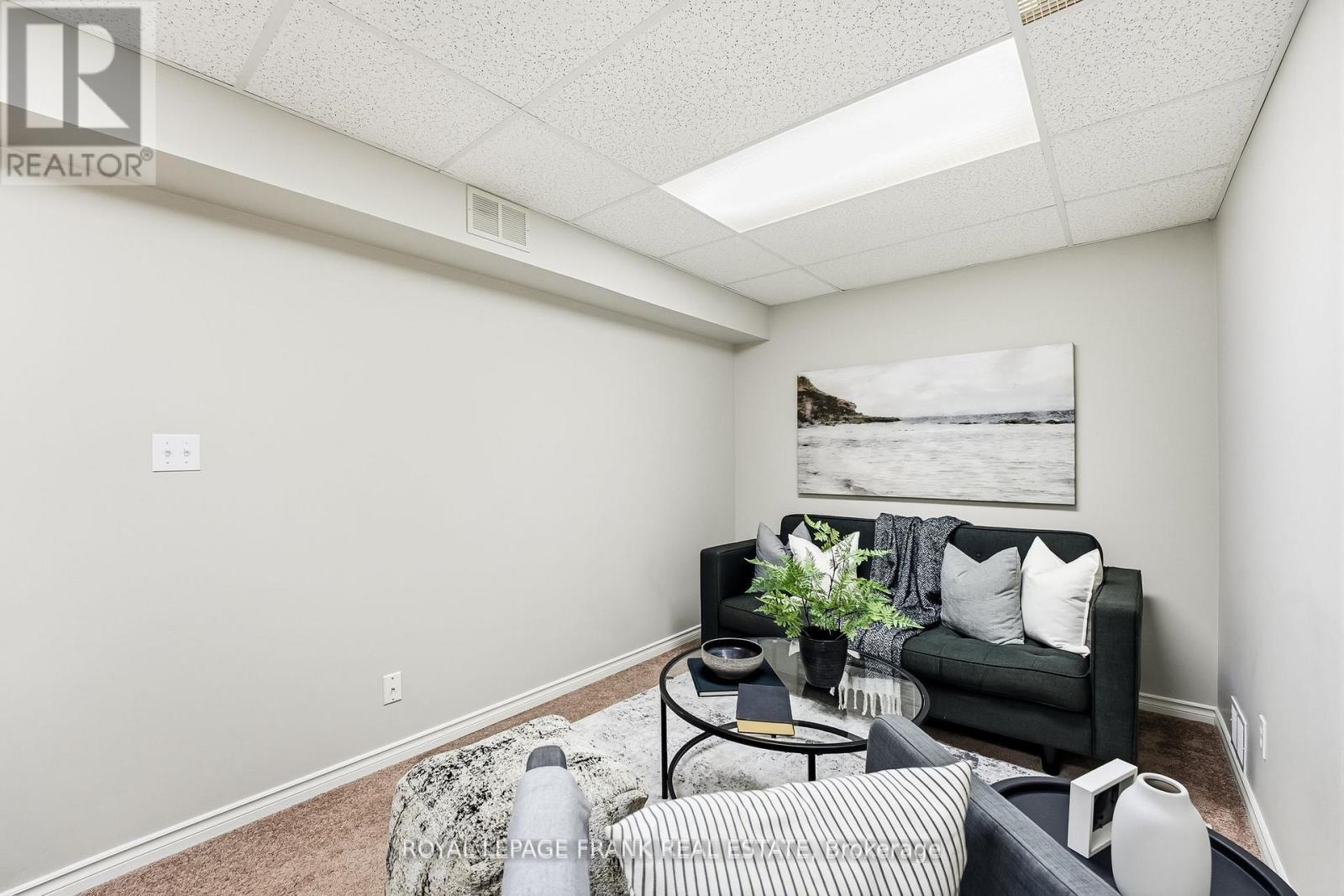 












6 SHORT CRESCENT

,
Clarington (Courtice),




Ontario
L1E2Z5

