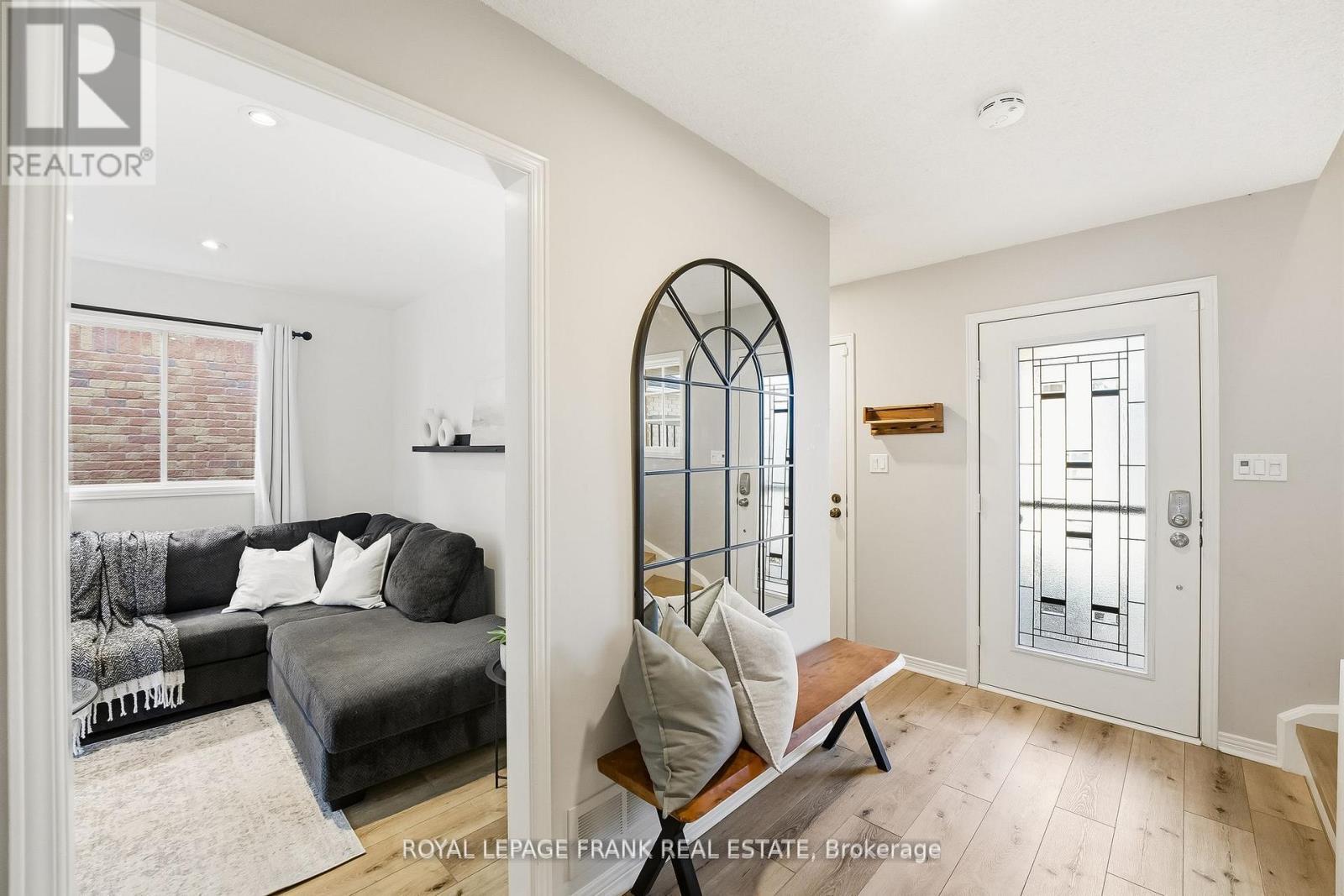 












6 SHORT CRESCENT

,
Clarington (Courtice),




Ontario
L1E2Z5

