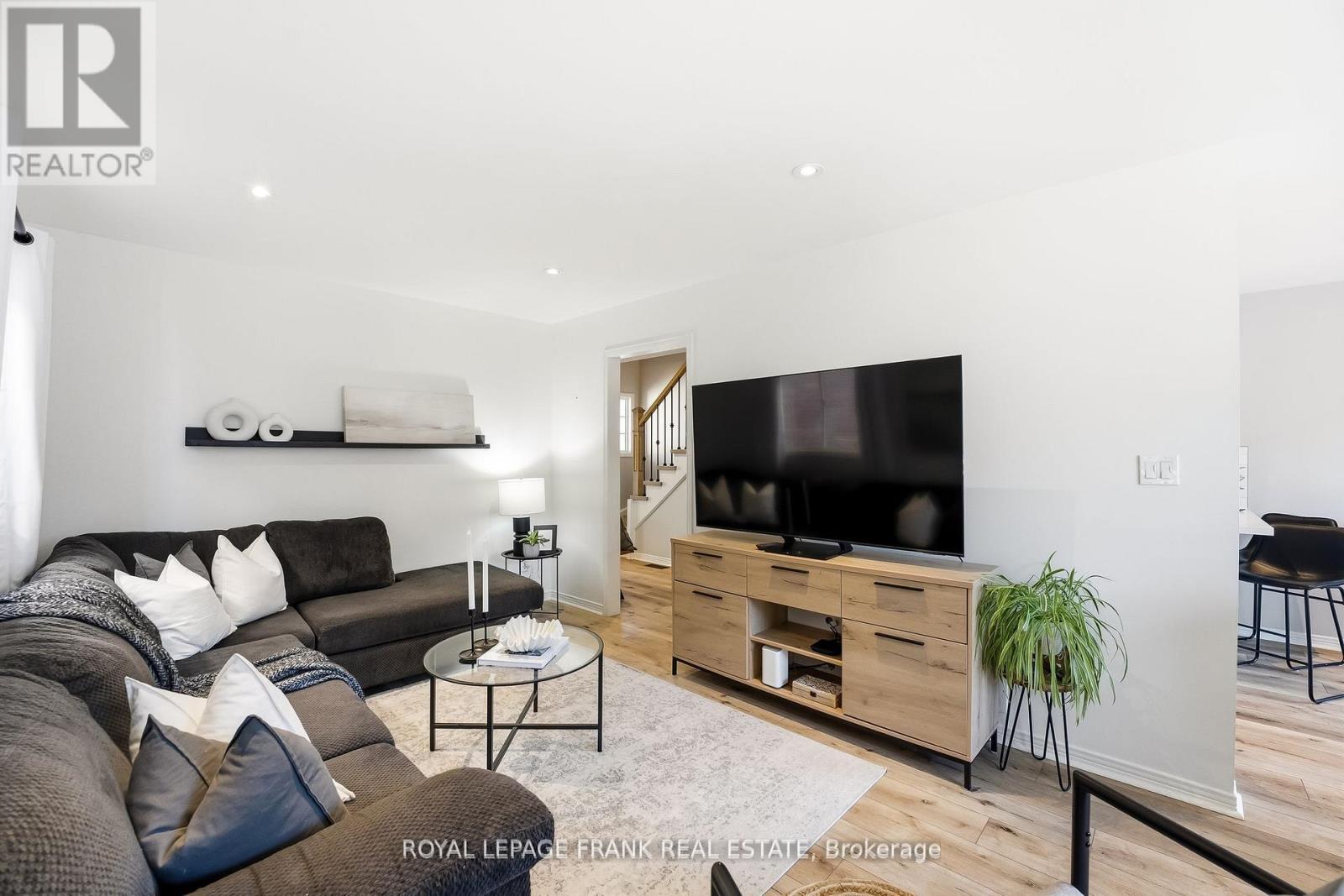 












6 SHORT CRESCENT

,
Clarington (Courtice),




Ontario
L1E2Z5

