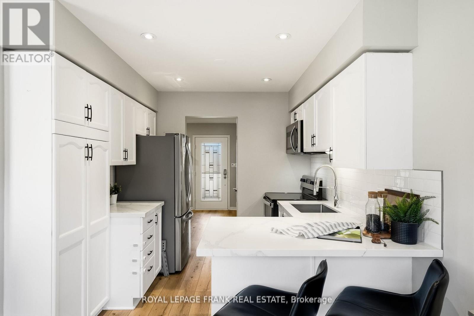 












6 SHORT CRESCENT

,
Clarington (Courtice),




Ontario
L1E2Z5

