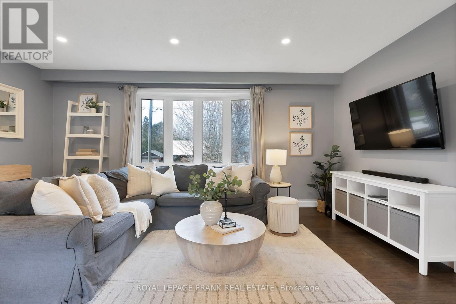 












33 YORK STREET

,
Georgina (Baldwin),




Ontario
L0C1L0

