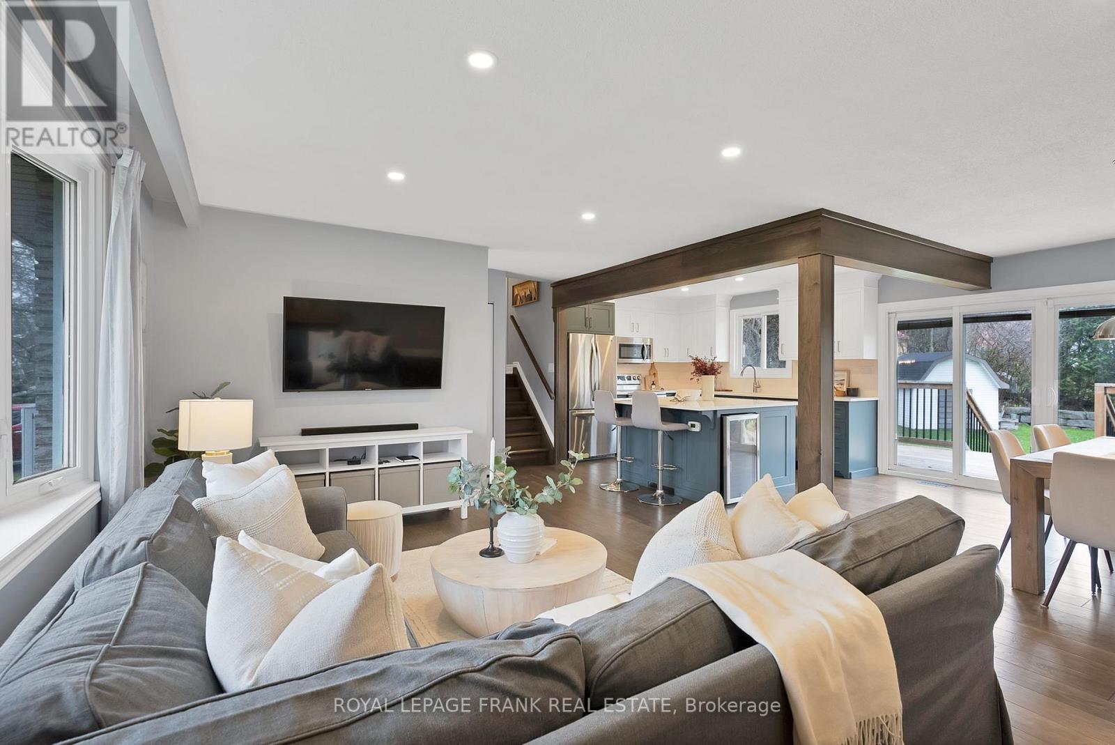 












33 YORK STREET

,
Georgina (Baldwin),




Ontario
L0C1L0

