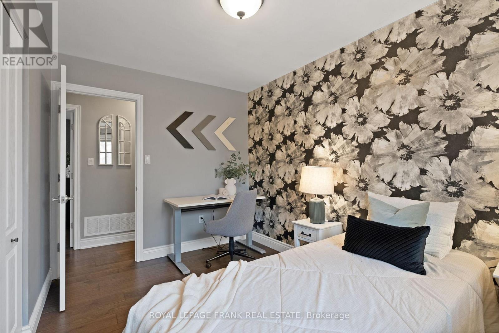 












33 YORK STREET

,
Georgina (Baldwin),




Ontario
L0C1L0

