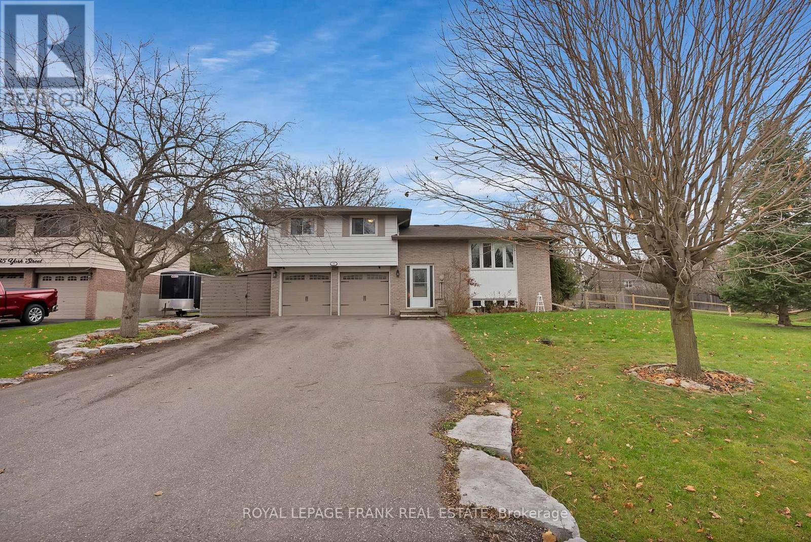 












33 YORK STREET

,
Georgina (Baldwin),




Ontario
L0C1L0

