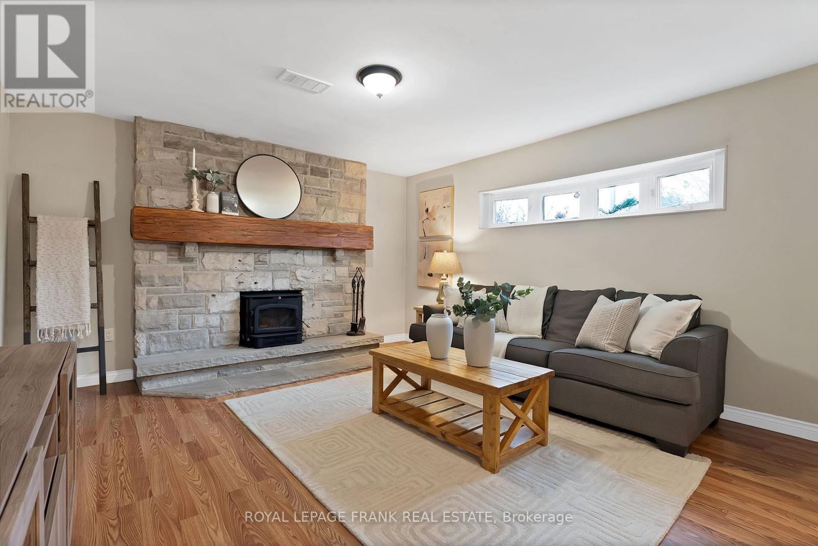 












33 YORK STREET

,
Georgina (Baldwin),




Ontario
L0C1L0

