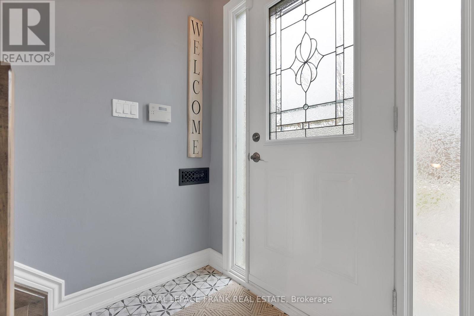 












33 YORK STREET

,
Georgina (Baldwin),




Ontario
L0C1L0

