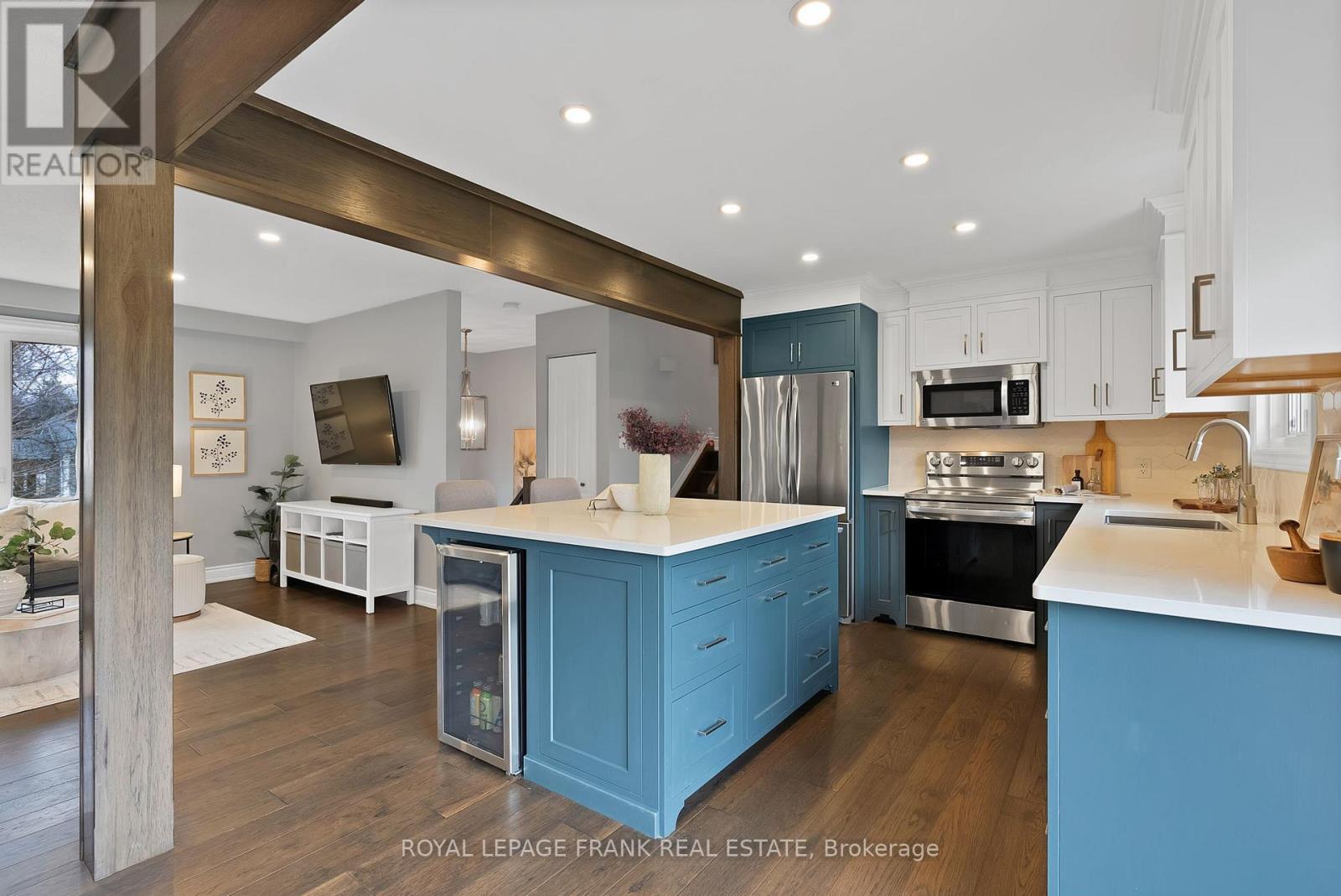 












33 YORK STREET

,
Georgina (Baldwin),




Ontario
L0C1L0

