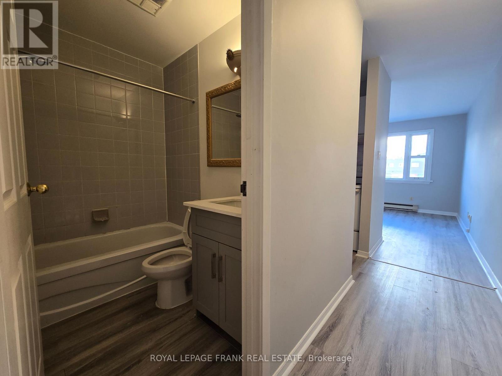












1 - 129 KING STREET E

,
Clarington (Bowmanville),




Ontario
L1C1N6

