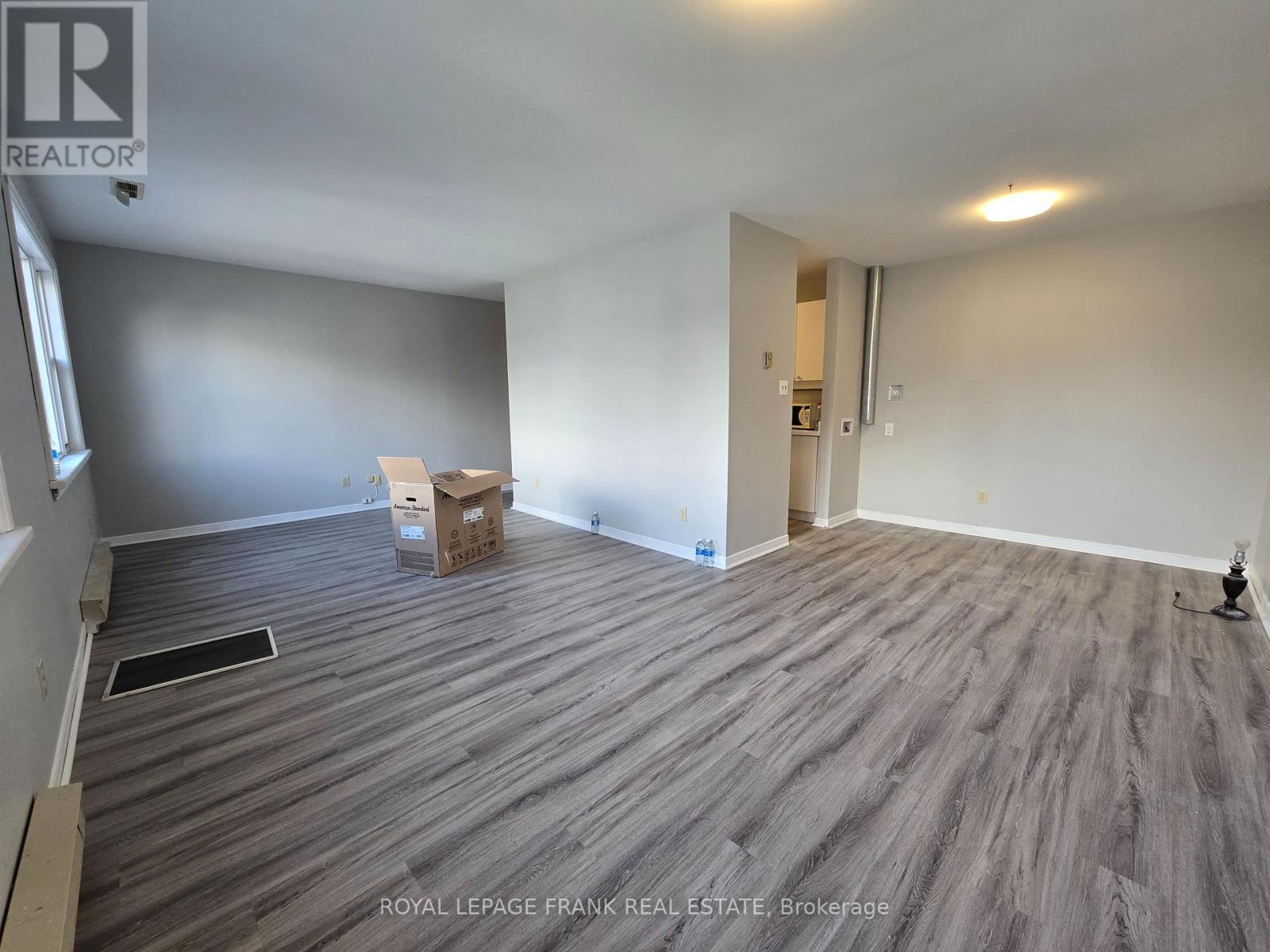 












1 - 129 KING STREET E

,
Clarington (Bowmanville),




Ontario
L1C1N6

