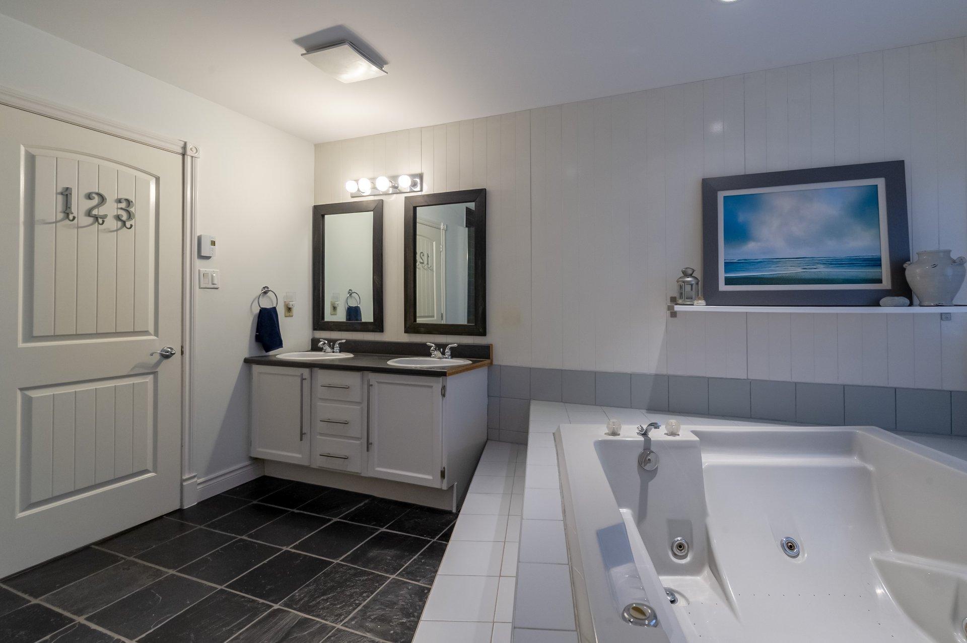 









895


Rue Ravel

,
Brossard,




QC
J4X2L3

