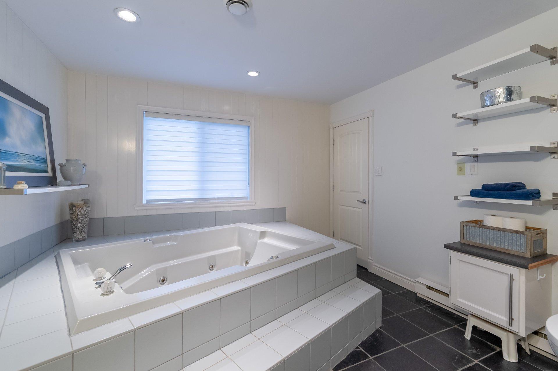 









895


Rue Ravel

,
Brossard,




QC
J4X2L3

