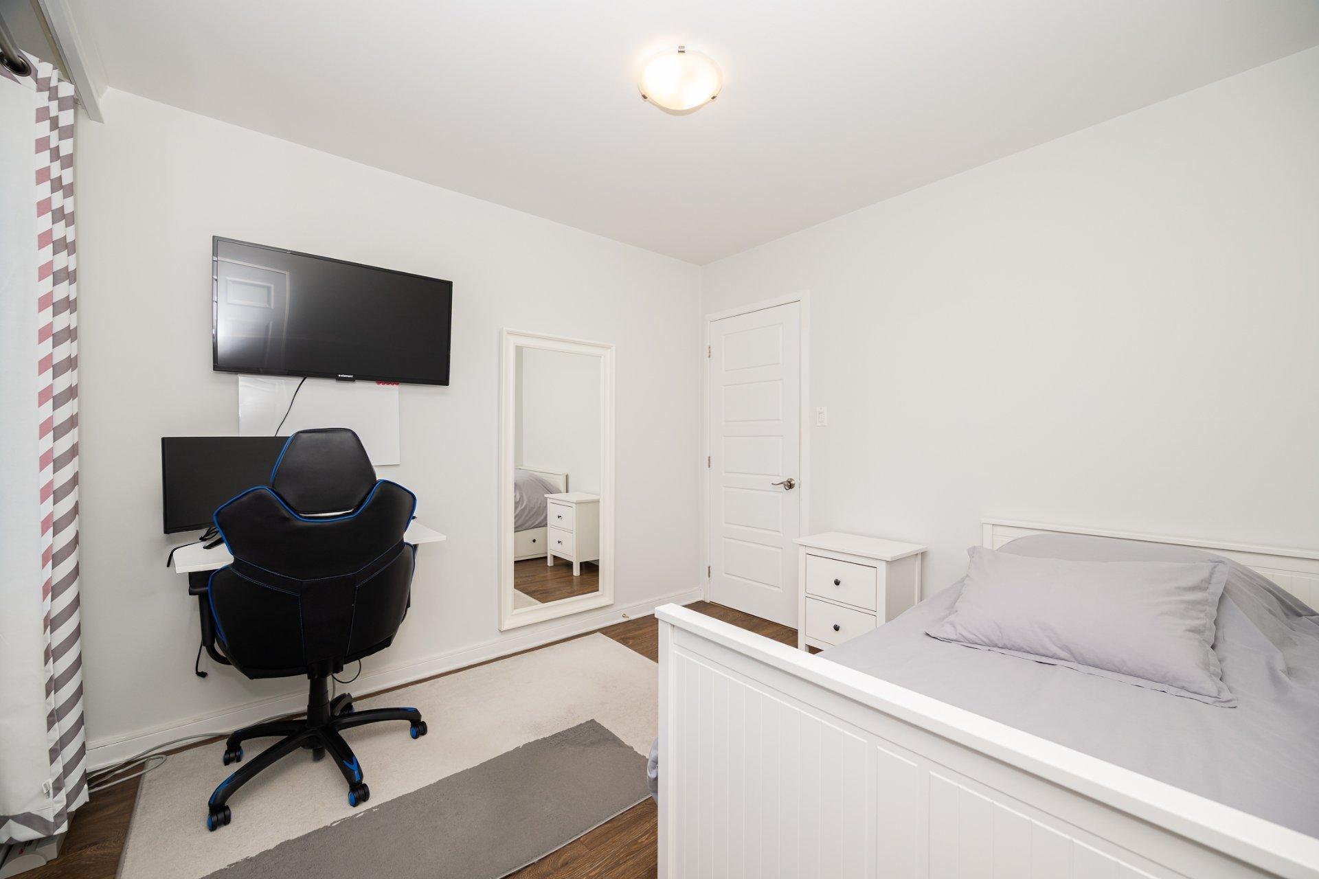 









4517


8e Rue

,
Laval (Chomedey),




QC
H7W2A3

