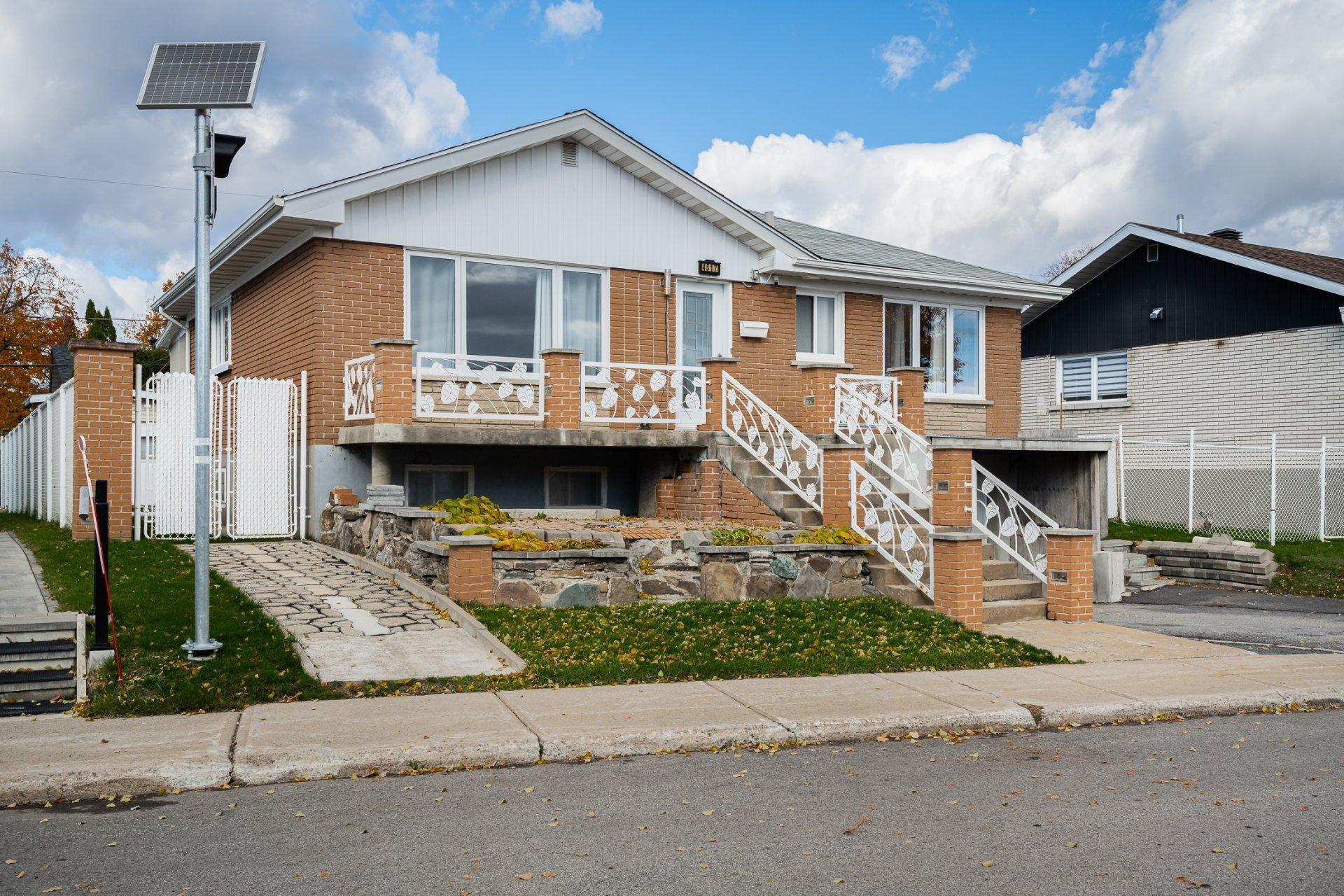









4517


8e Rue

,
Laval (Chomedey),




QC
H7W2A3

