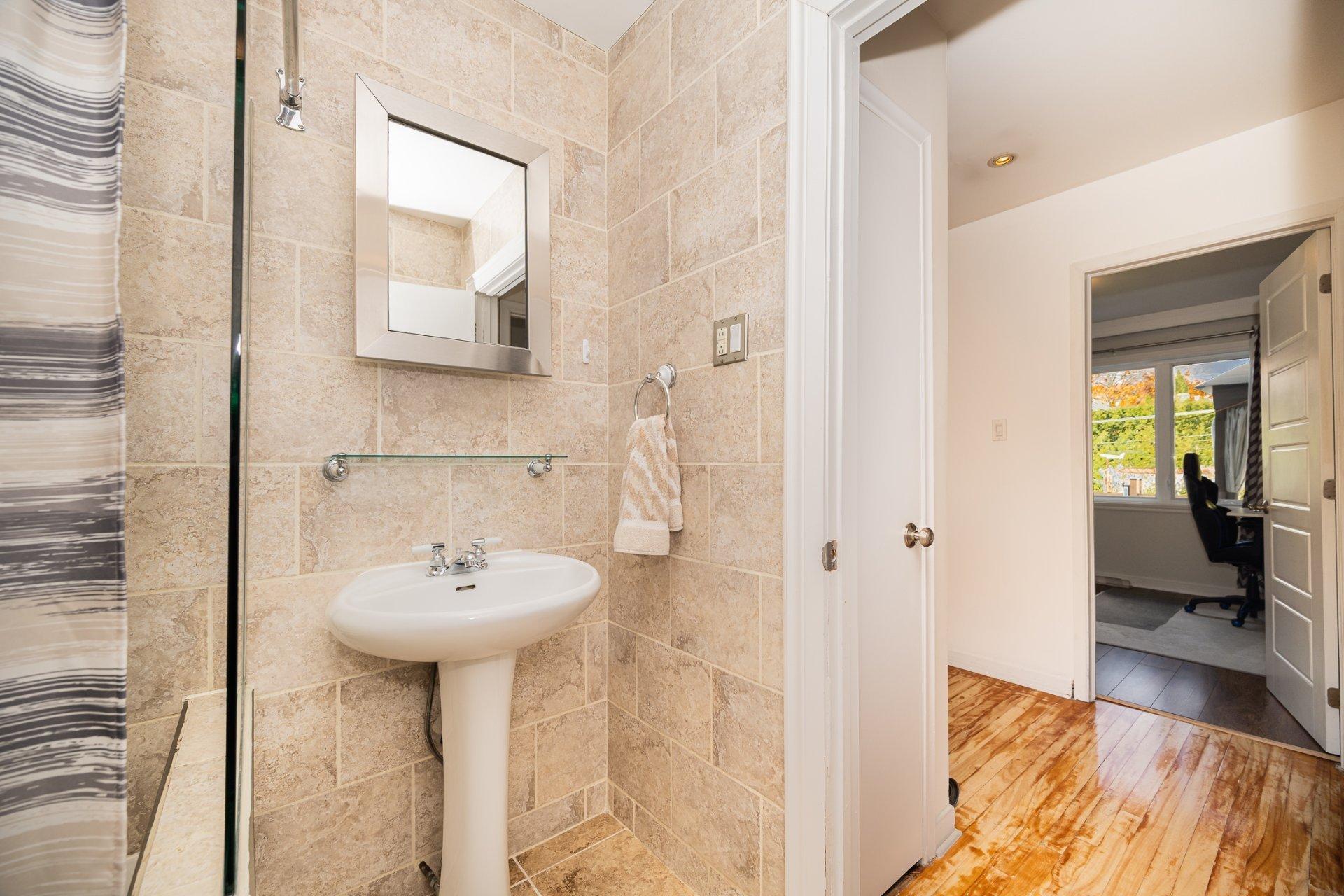 









4517


8e Rue

,
Laval (Chomedey),




QC
H7W2A3

