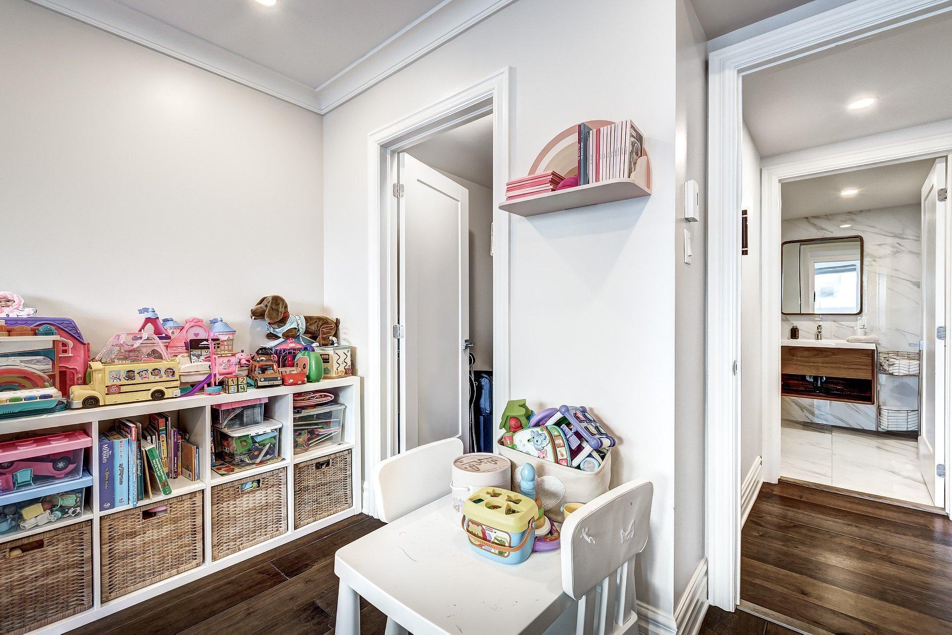 









5850


Av. Marc-Chagall

, 303,
Côte-Saint-Luc,




QC
H4M3H2

