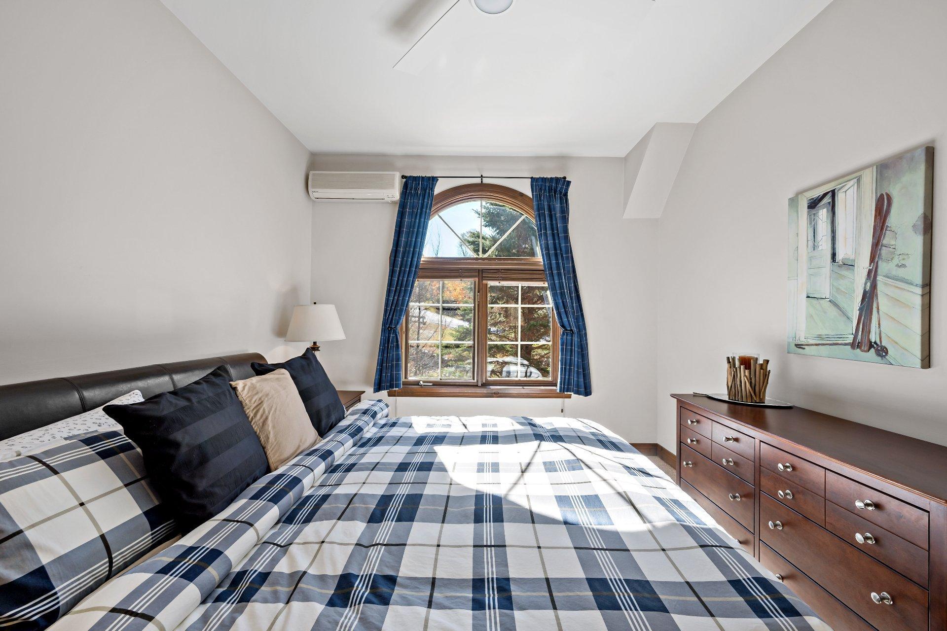 









122


Ch. des Quatre-Sommets

, 4,
Mont-Tremblant,




QC
J8E1C4

