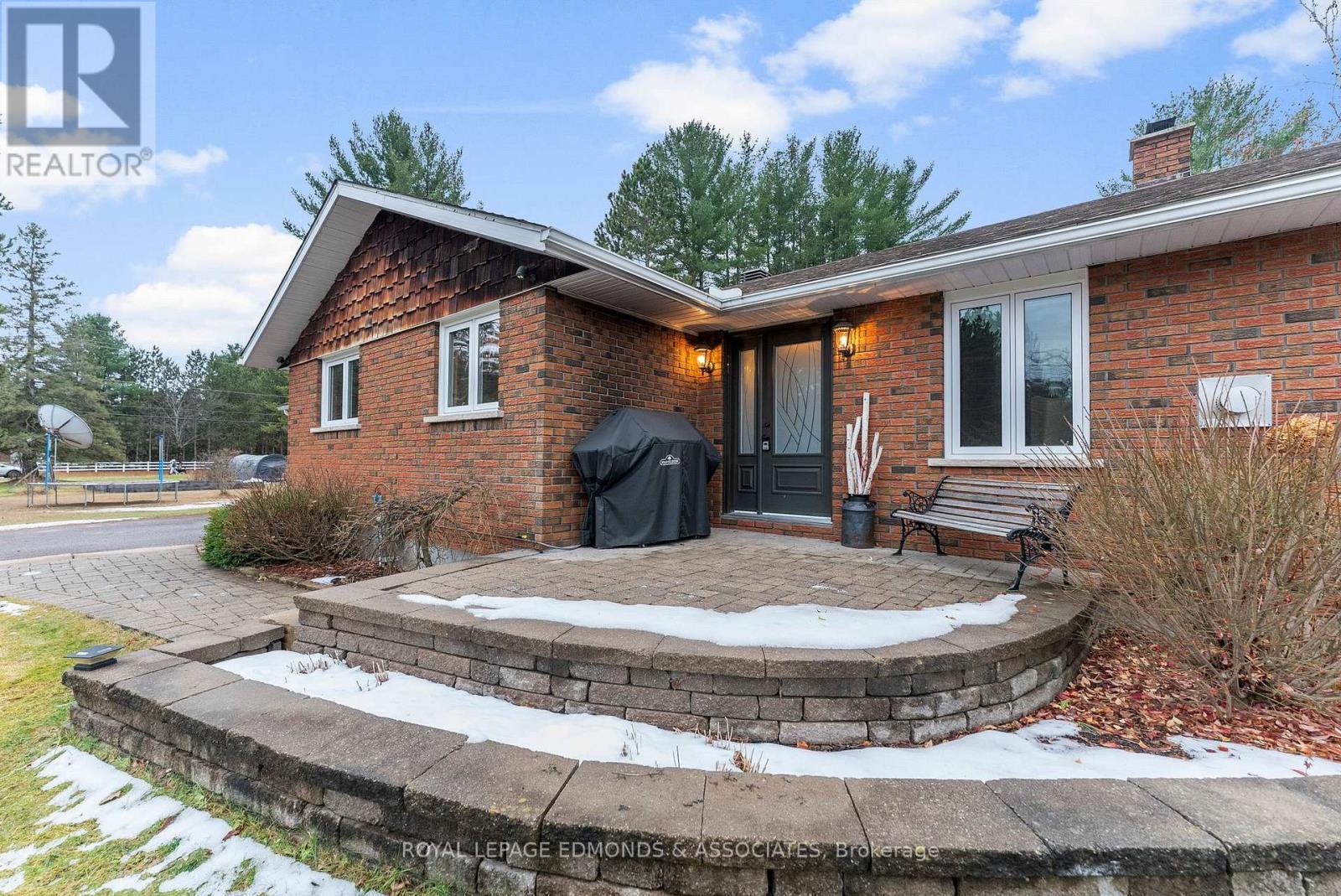 












40925 HIGHWAY 41

,
Laurentian Valley,




Ontario
K8A6W5

