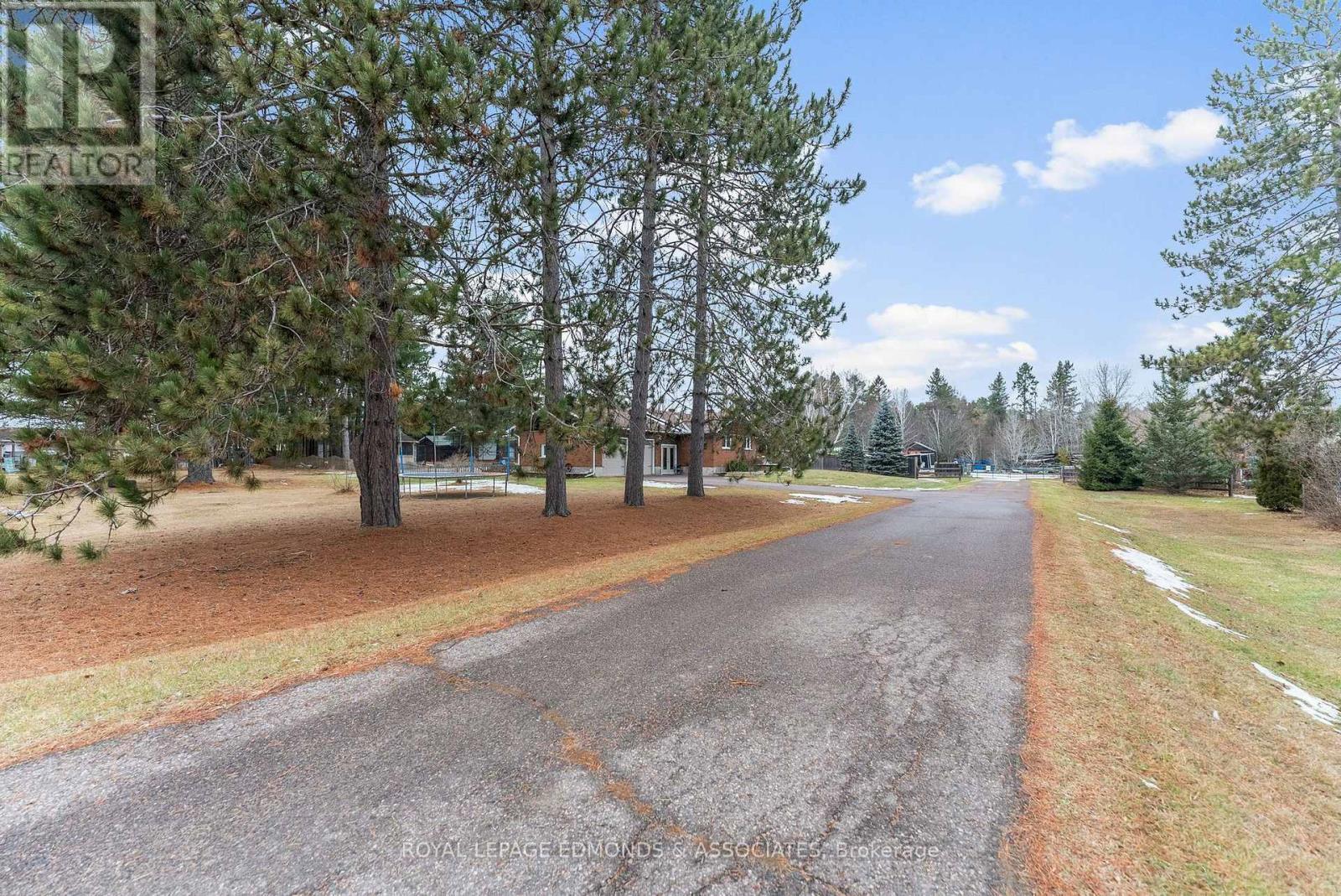 












40925 HIGHWAY 41

,
Laurentian Valley,




Ontario
K8A6W5

