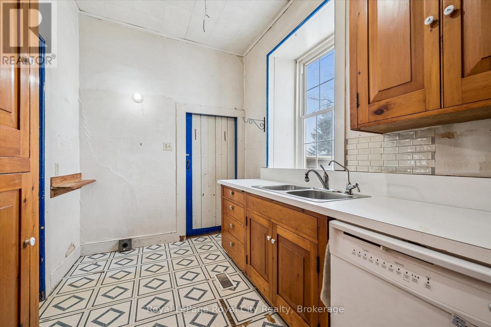 












5877 HIGHWAY 6 ROAD N

,
Centre Wellington,




Ontario
N1H6J2

