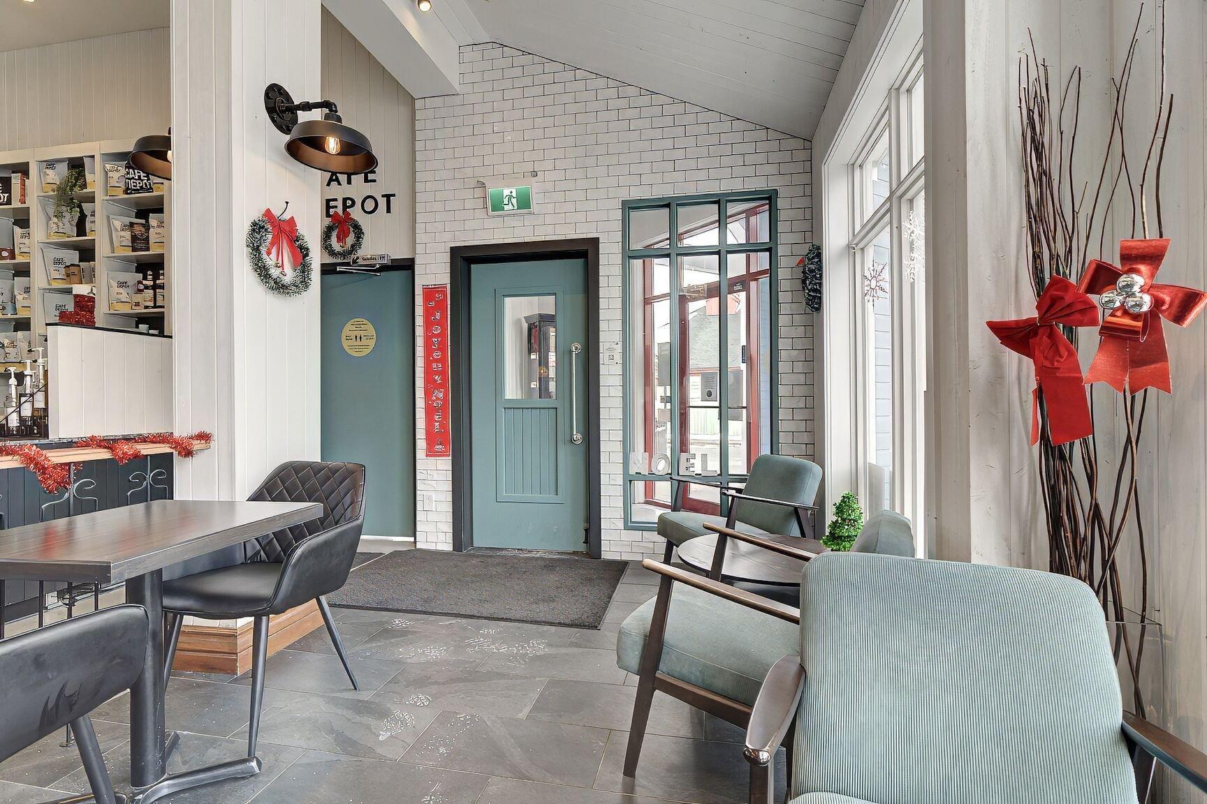 









105F


Av. Guindon

,
Saint-Sauveur,




QC
J0R1R6

